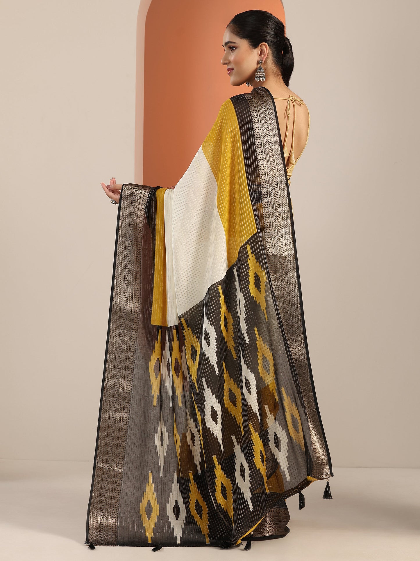 Off white Solid Silk Blend Saree With Unstitched Blouse Piece