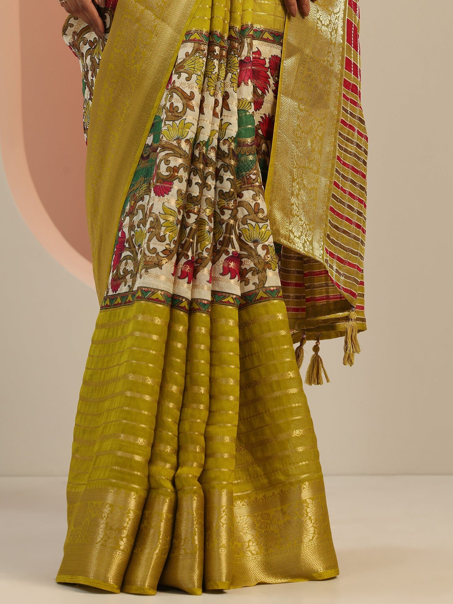 Multi Printed Silk Blend Saree With Unstitched Blouse Piece