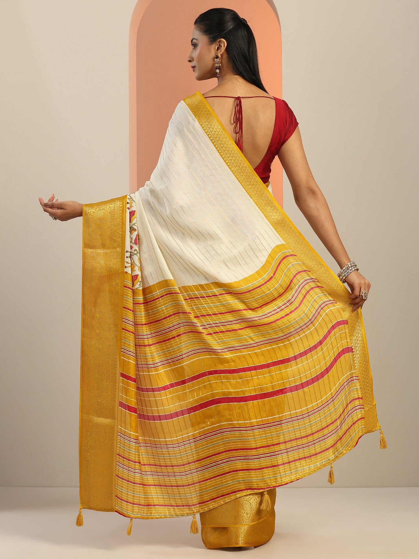 Off white Printed Silk Blend Saree With Unstitched Blouse Piece