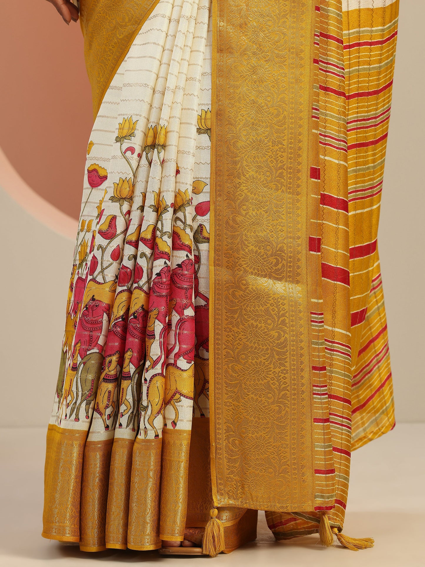 Off white Printed Silk Blend Saree With Unstitched Blouse Piece
