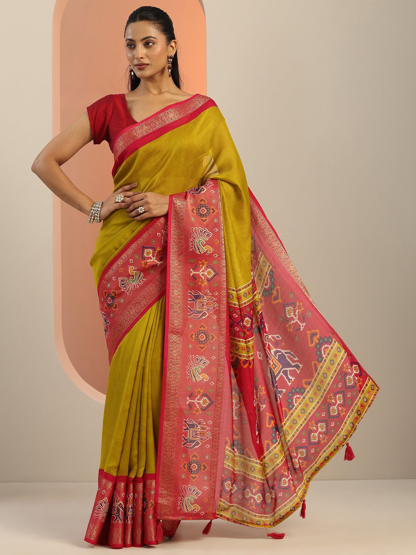 Green Solid Georgette Saree With Unstitched Blouse Piece