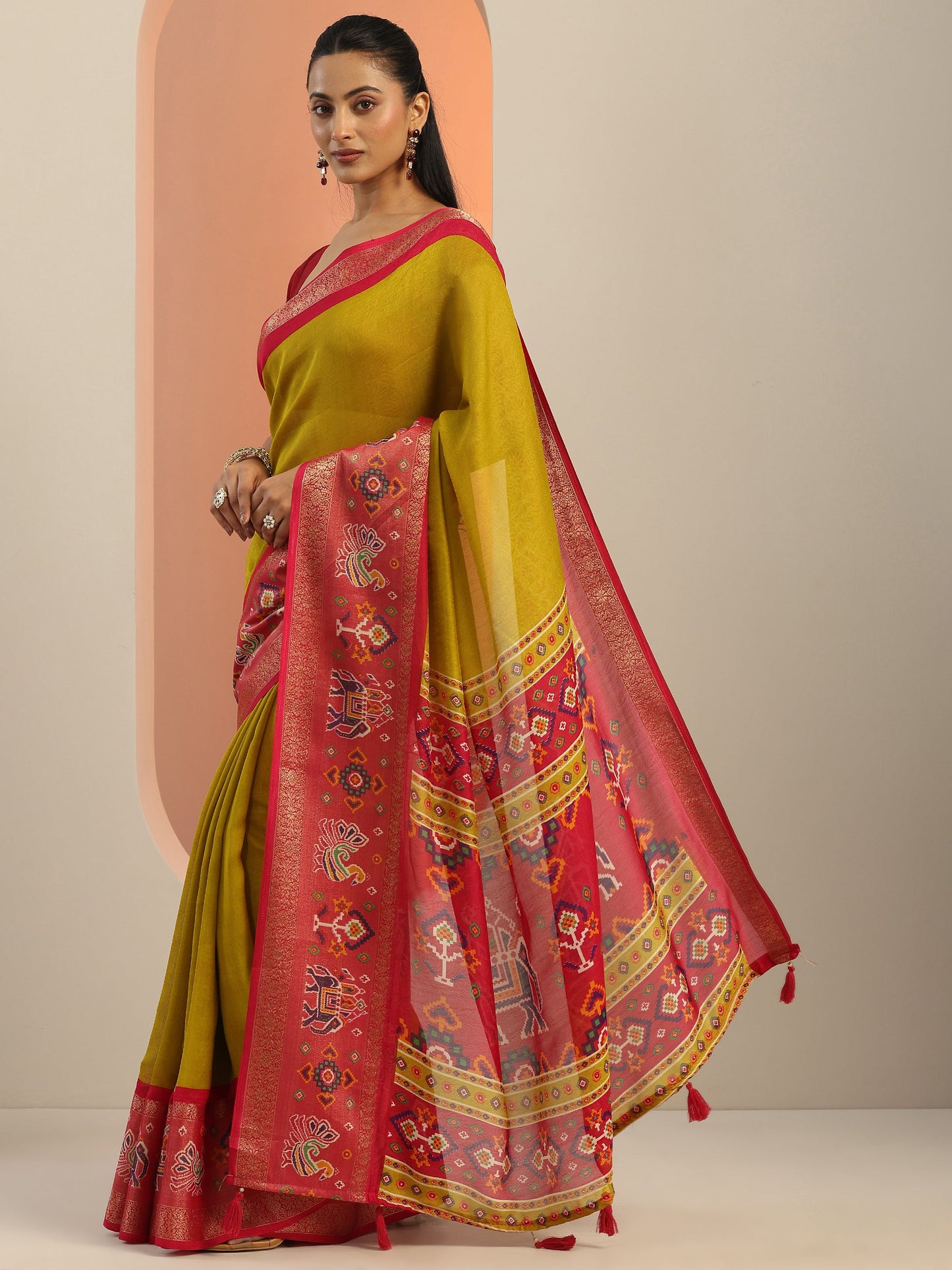 Green Solid Georgette Saree With Unstitched Blouse Piece