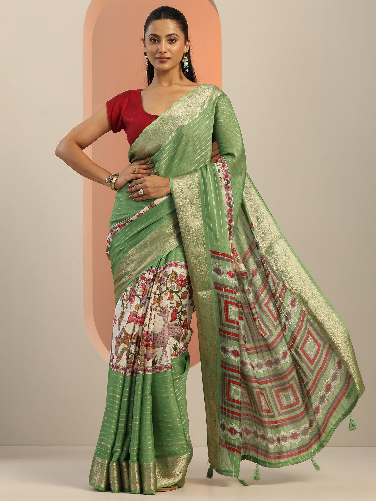 Multi Printed Crepe Saree With Unstitched Blouse Piece