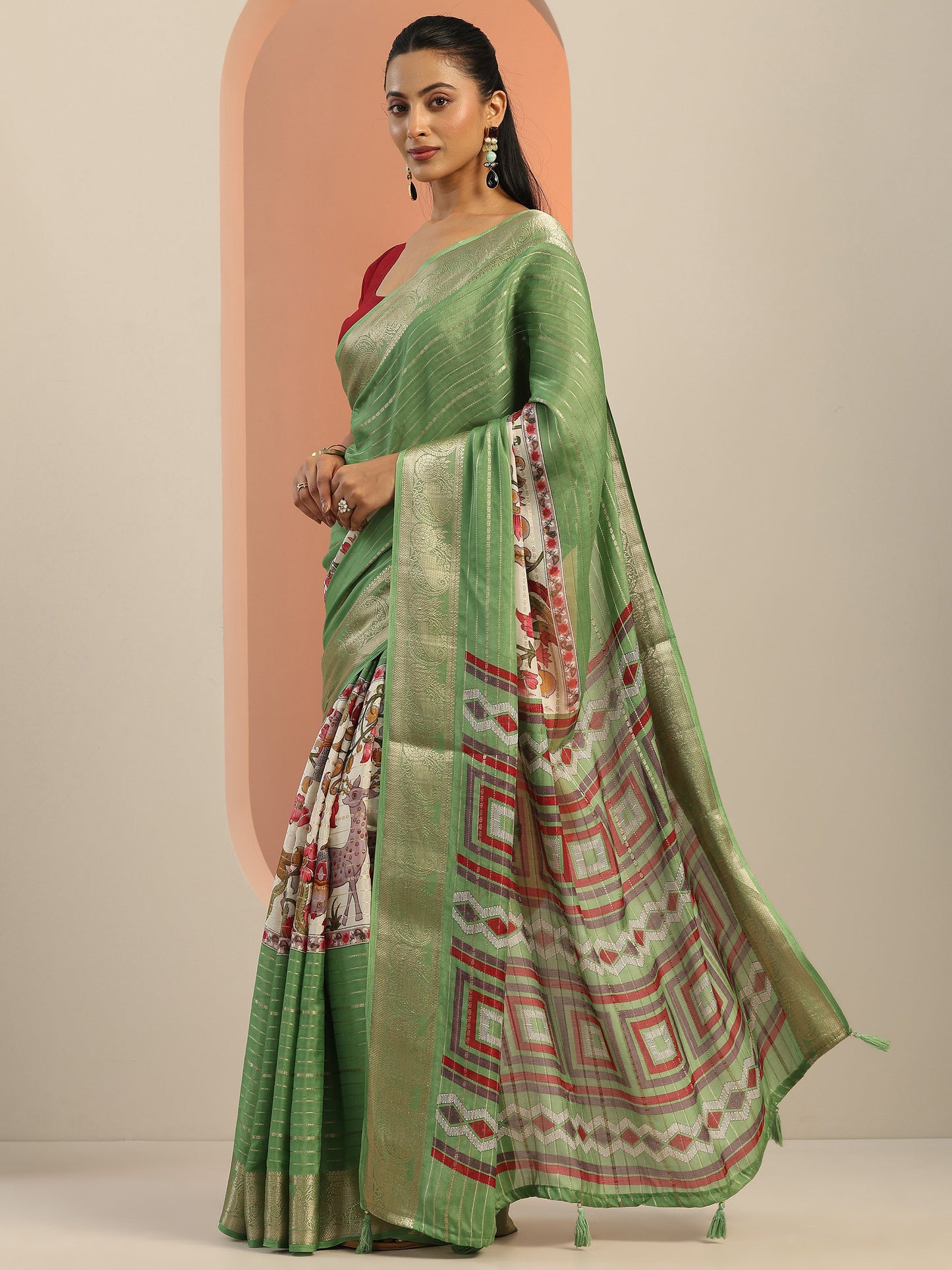 Multi Printed Crepe Saree With Unstitched Blouse Piece