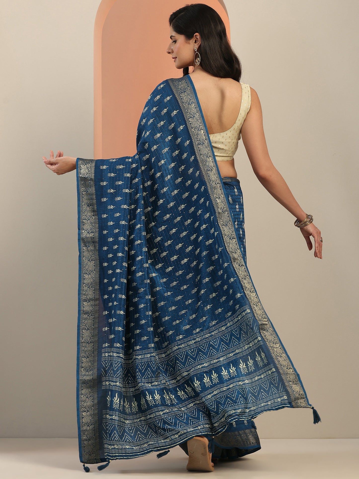 Teal Printed Silk Blend Saree With Unstitched Blouse Piece