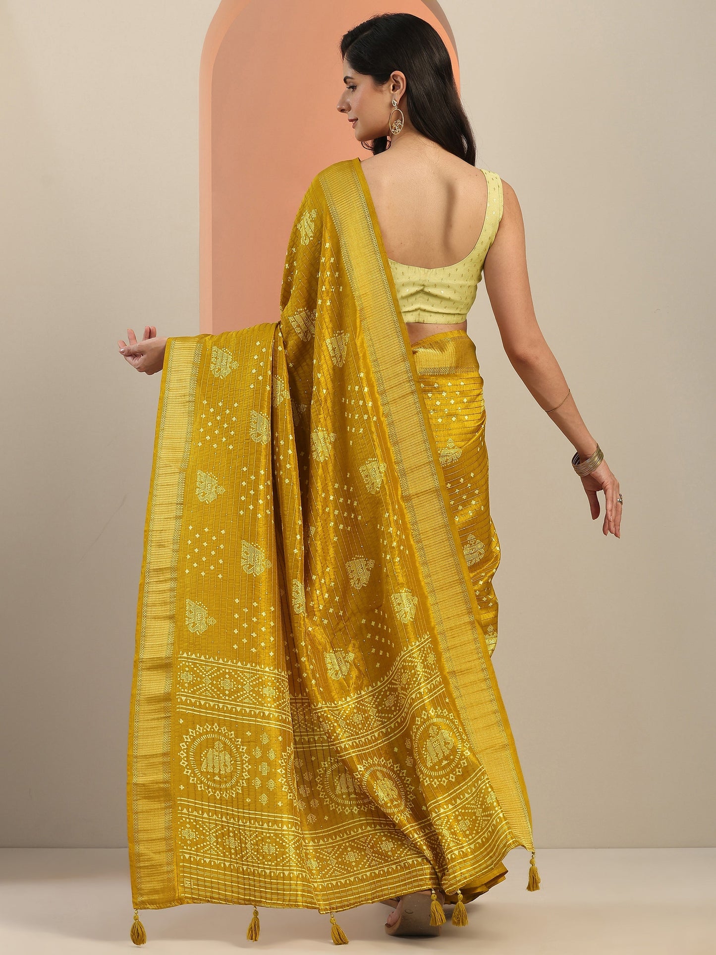 Mustard Printed Silk Blend Saree With Unstitched Blouse Piece