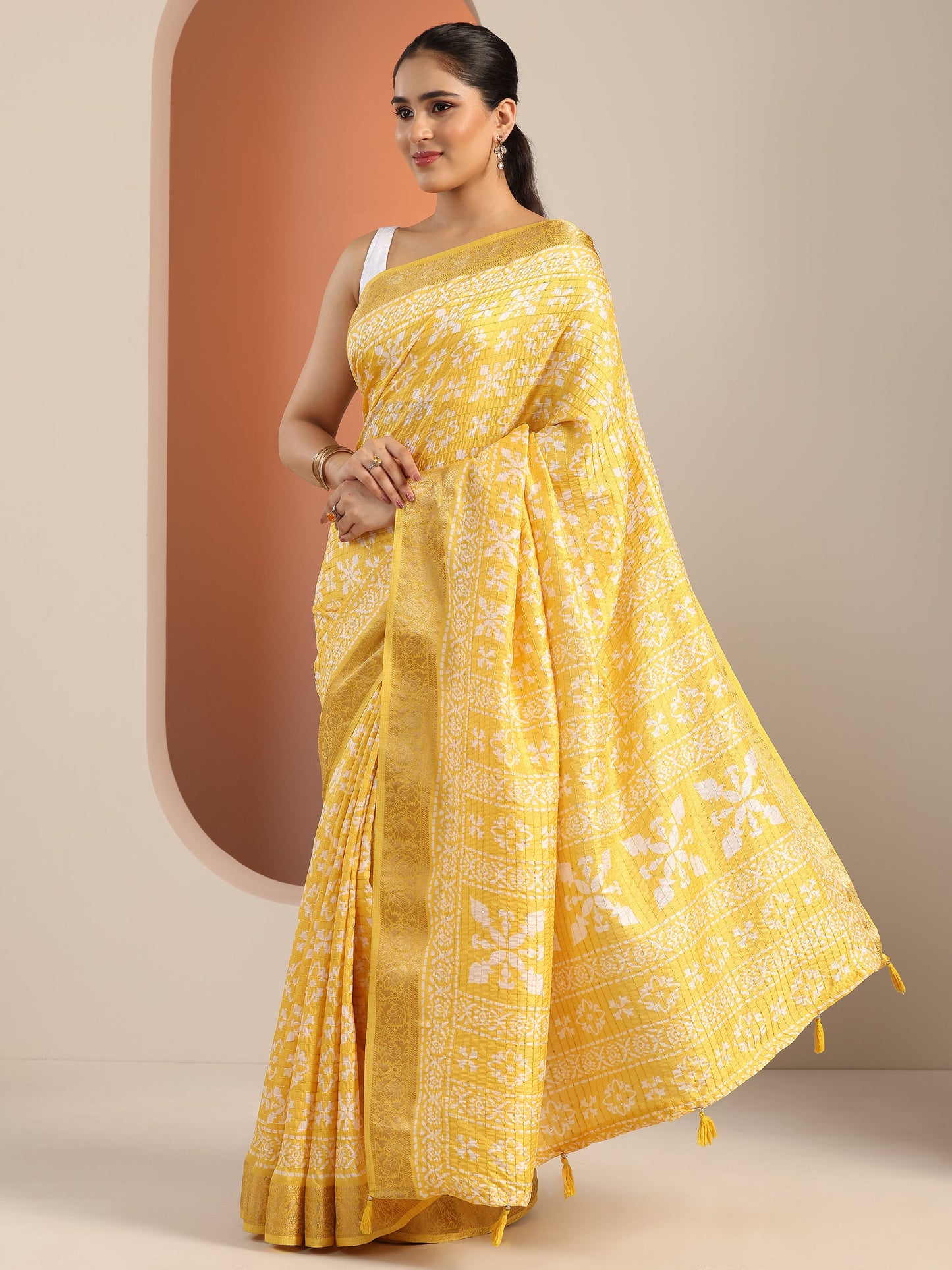 Yellow Printed Silk Blend Saree With Unstitched Blouse Piece