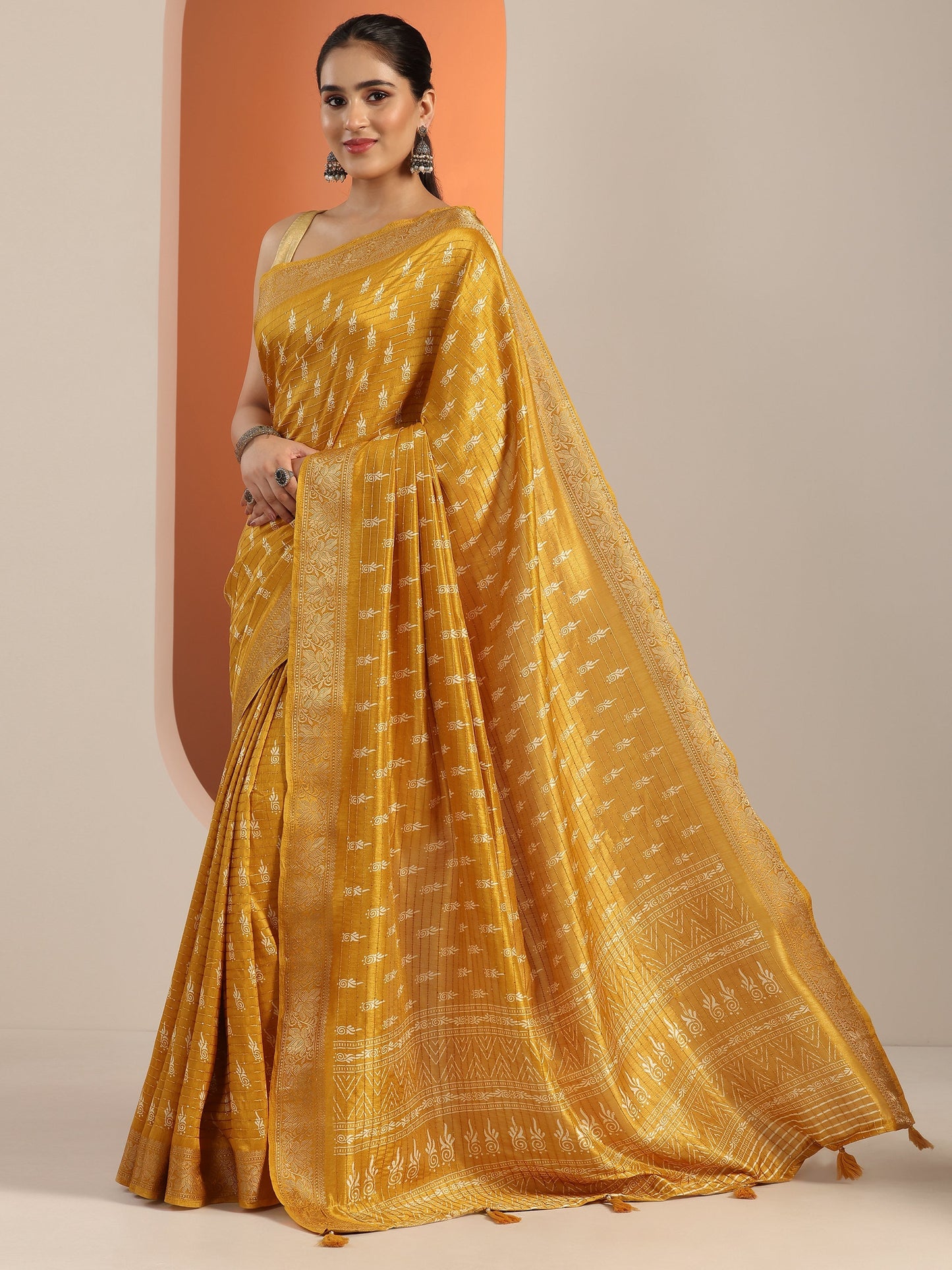 Mustard Printed Silk Blend Saree With Unstitched Blouse Piece