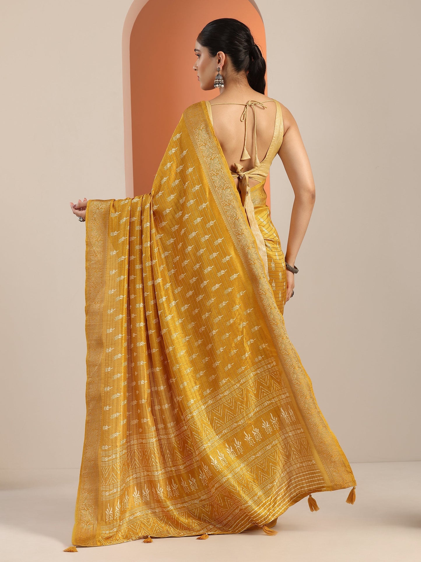Mustard Printed Silk Blend Saree With Unstitched Blouse Piece