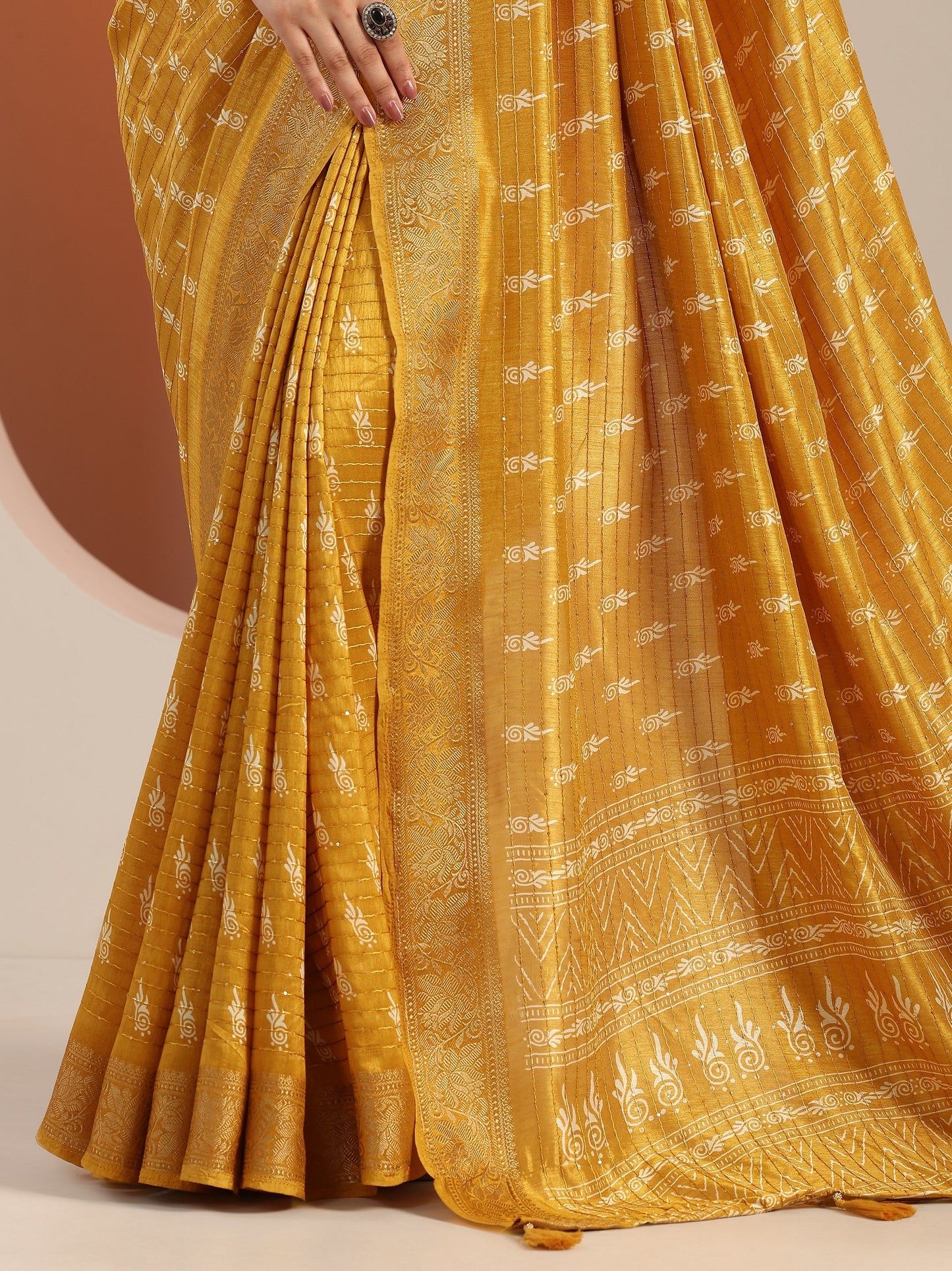 Mustard Printed Silk Blend Saree With Unstitched Blouse Piece