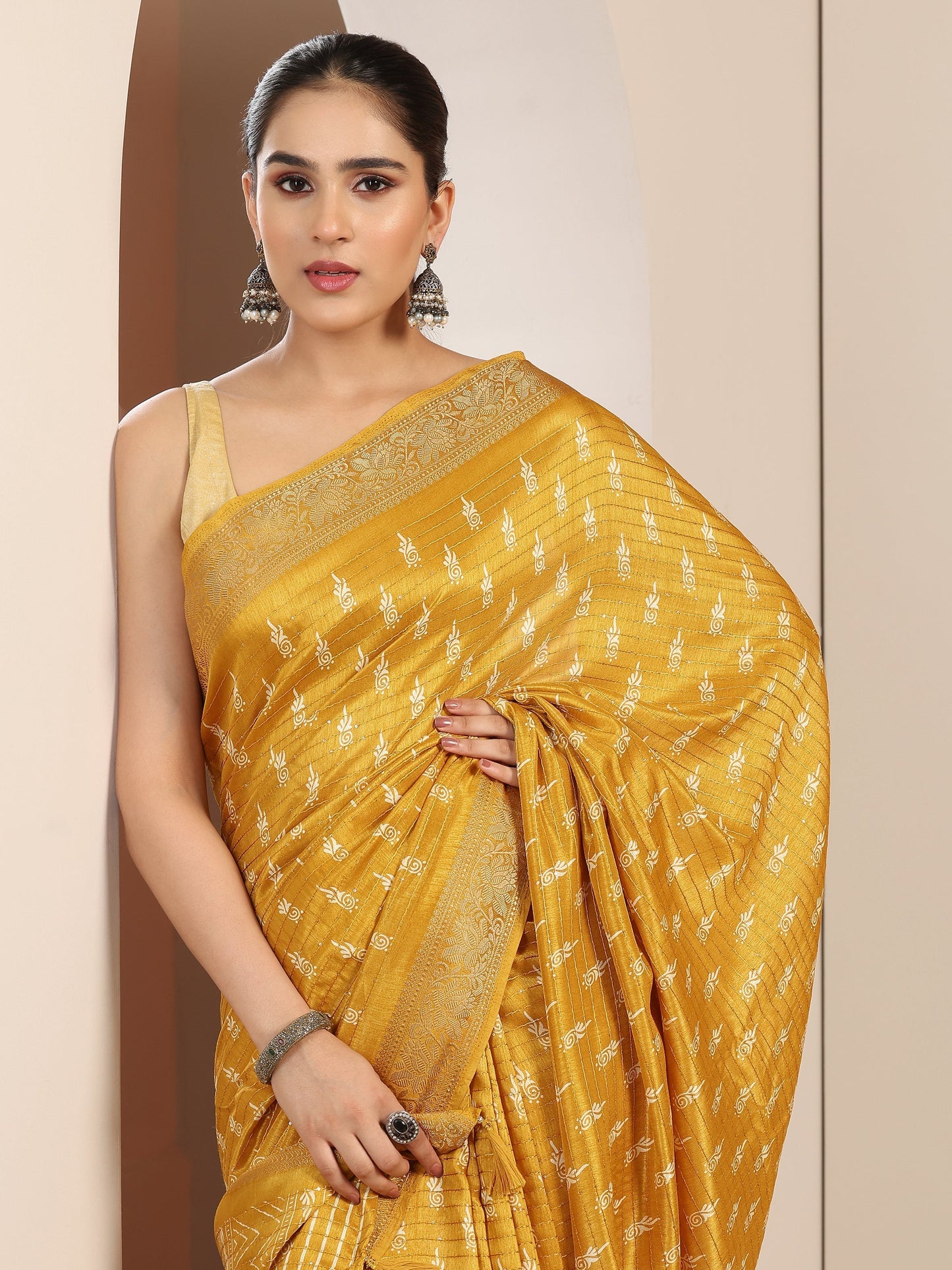 Mustard Printed Silk Blend Saree With Unstitched Blouse Piece