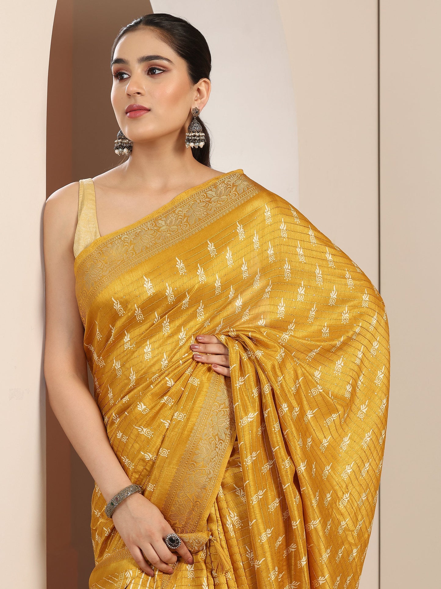 Mustard Printed Silk Blend Saree With Unstitched Blouse Piece