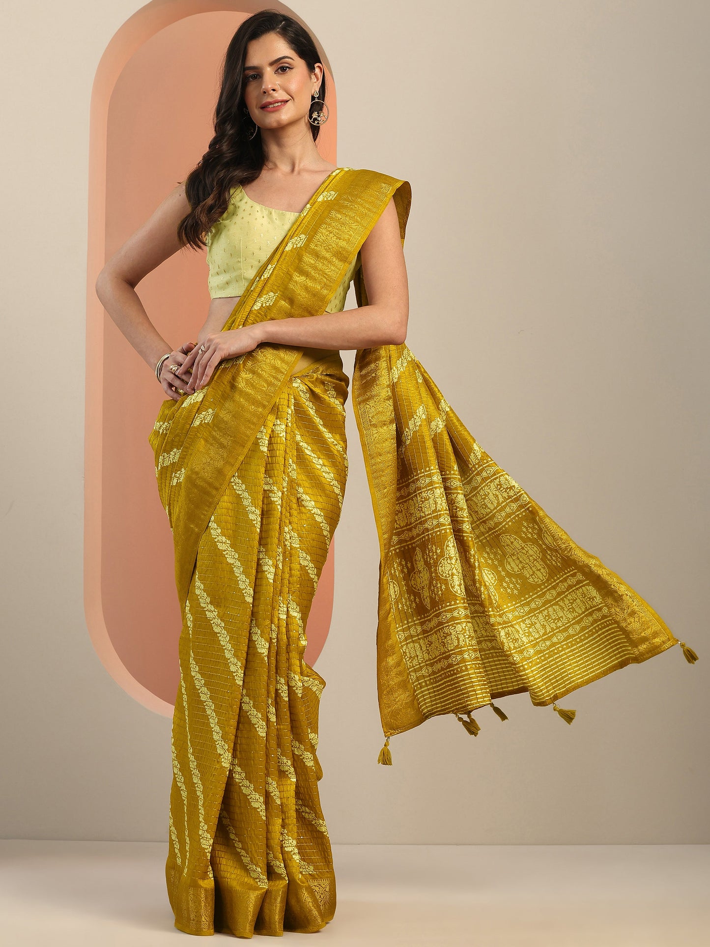 Mustard Printed Silk Blend Saree With Unstitched Blouse Piece