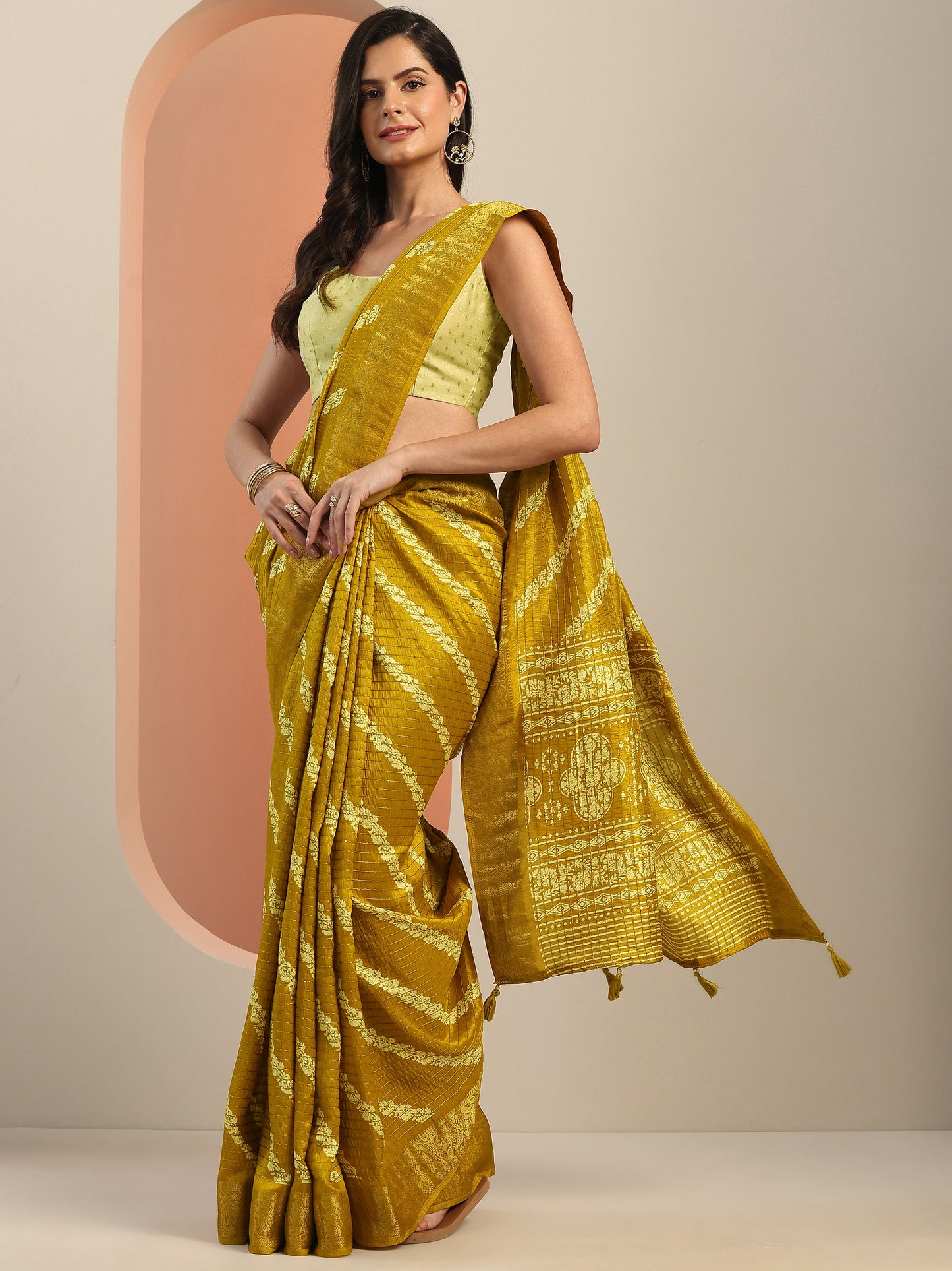 Mustard Printed Silk Blend Saree With Unstitched Blouse Piece