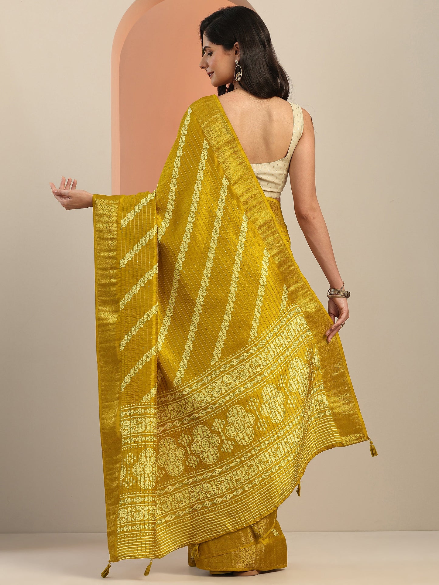 Mustard Printed Silk Blend Saree With Unstitched Blouse Piece