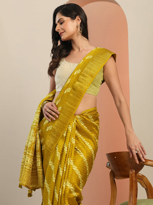 Mustard Printed Silk Blend Saree With Unstitched Blouse Piece
