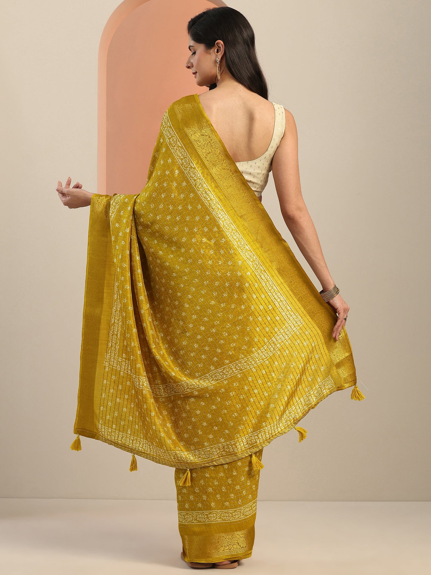 Mustard Printed Silk Blend Saree With Unstitched Blouse Piece