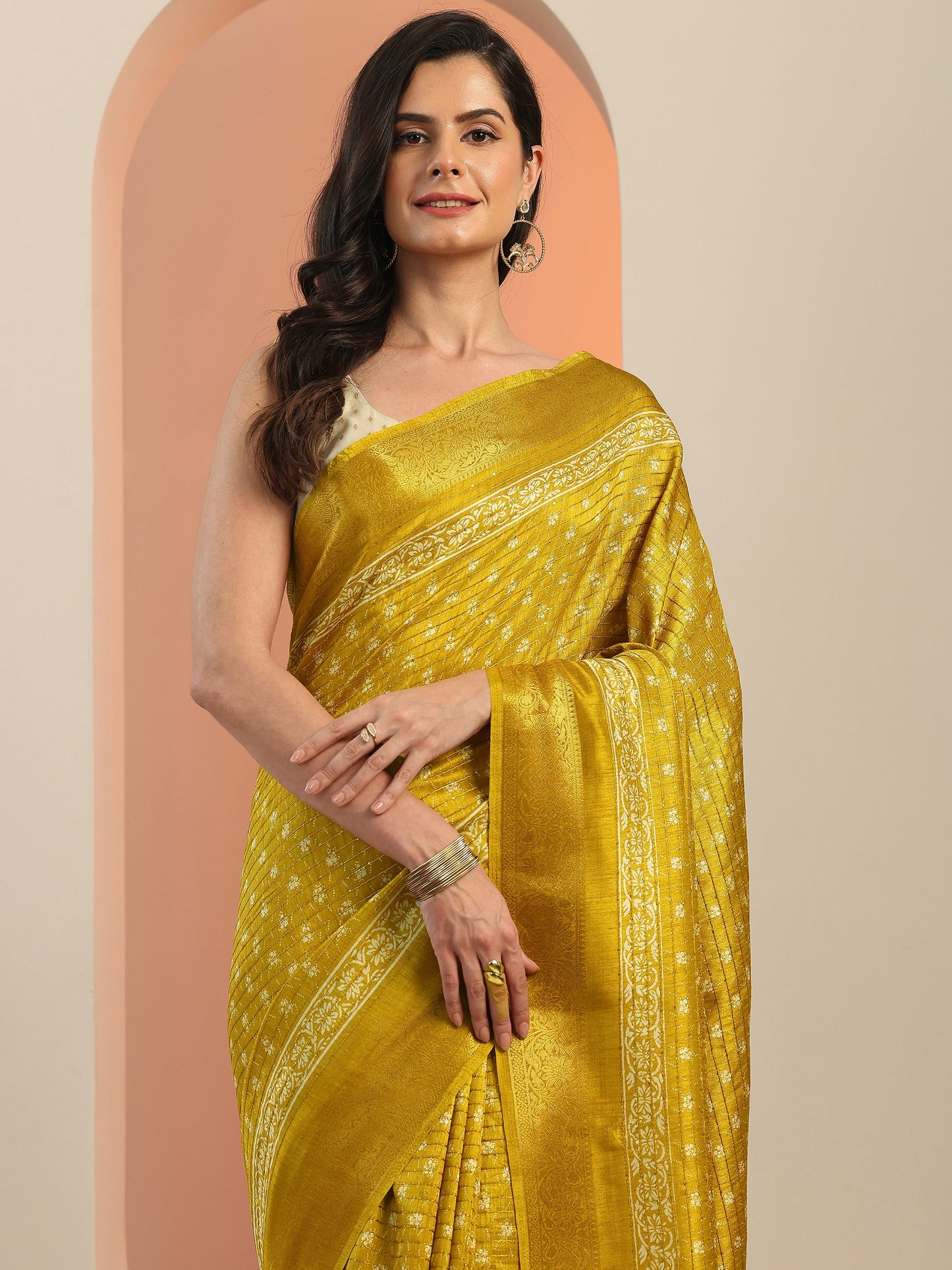 Mustard Printed Silk Blend Saree With Unstitched Blouse Piece