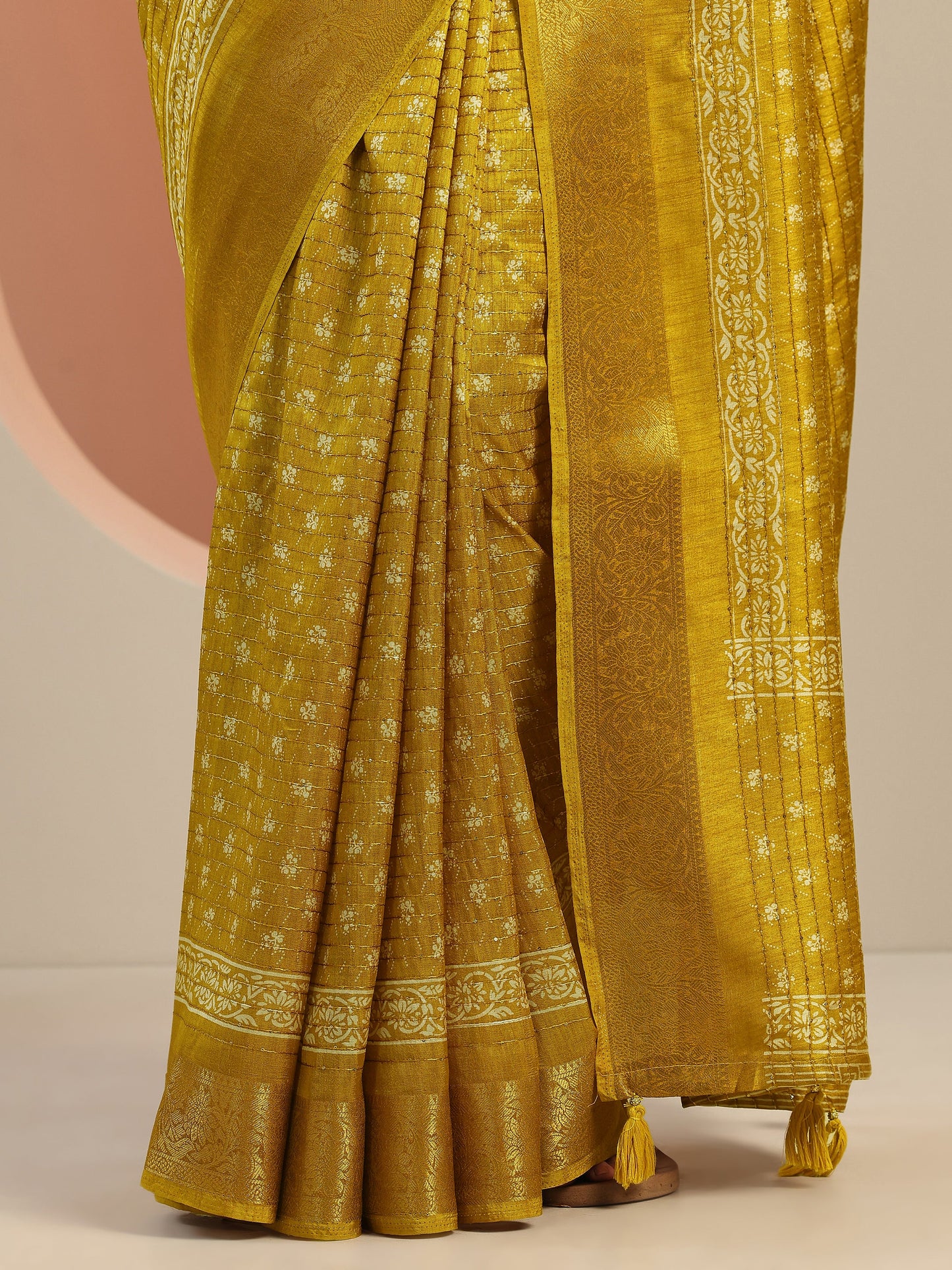 Mustard Printed Silk Blend Saree With Unstitched Blouse Piece