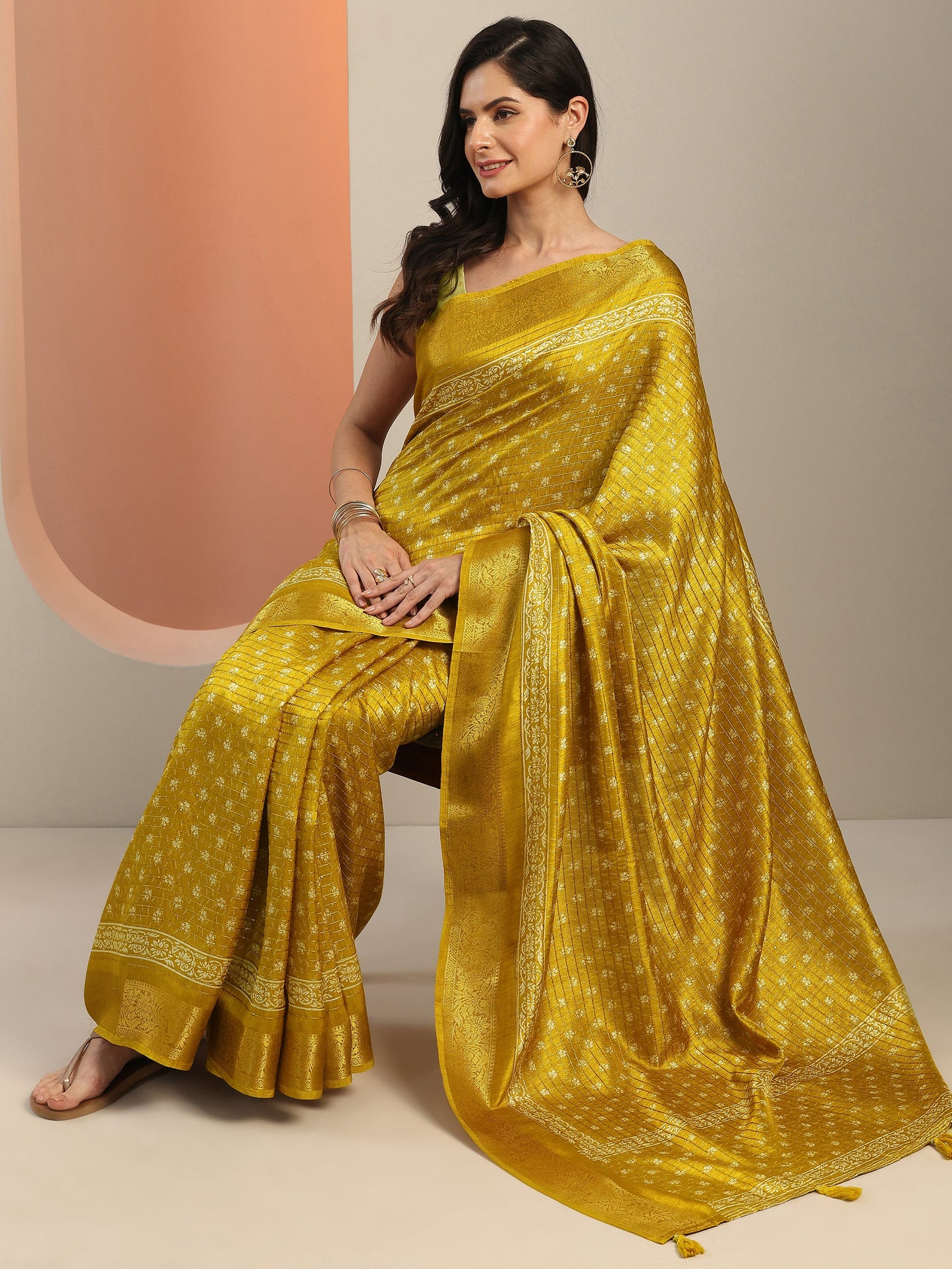 Mustard Printed Silk Blend Saree With Unstitched Blouse Piece