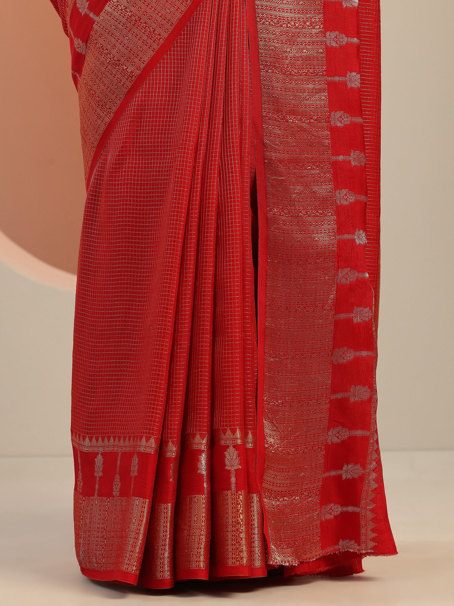 Red Embellished Silk Blend Saree With Unstitched Blouse Piece