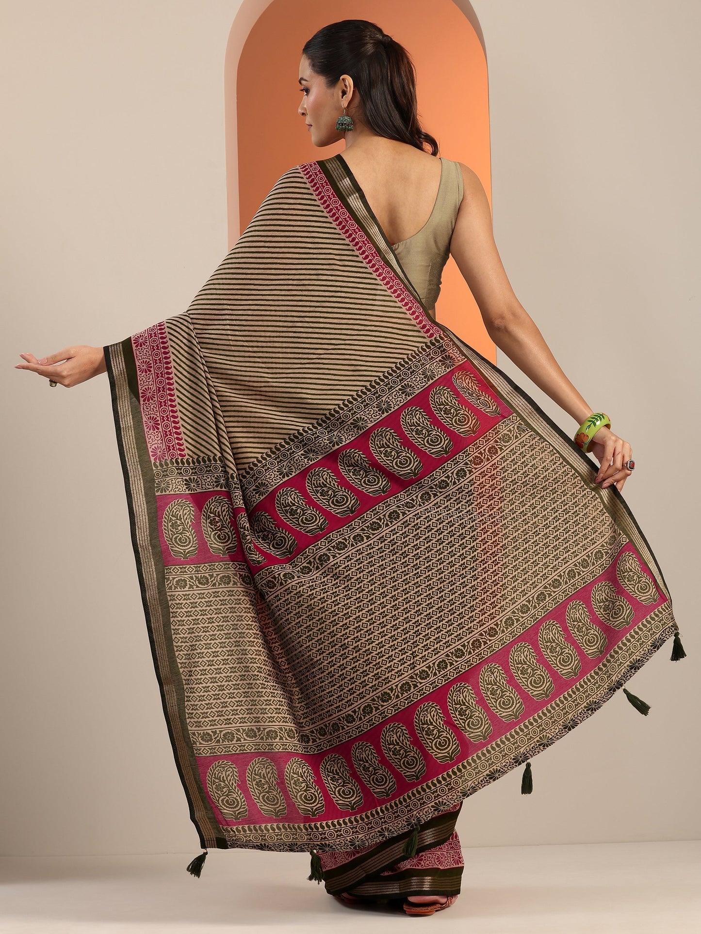 Olive Printed Cotton Blend Saree With Unstitched Blouse Piece
