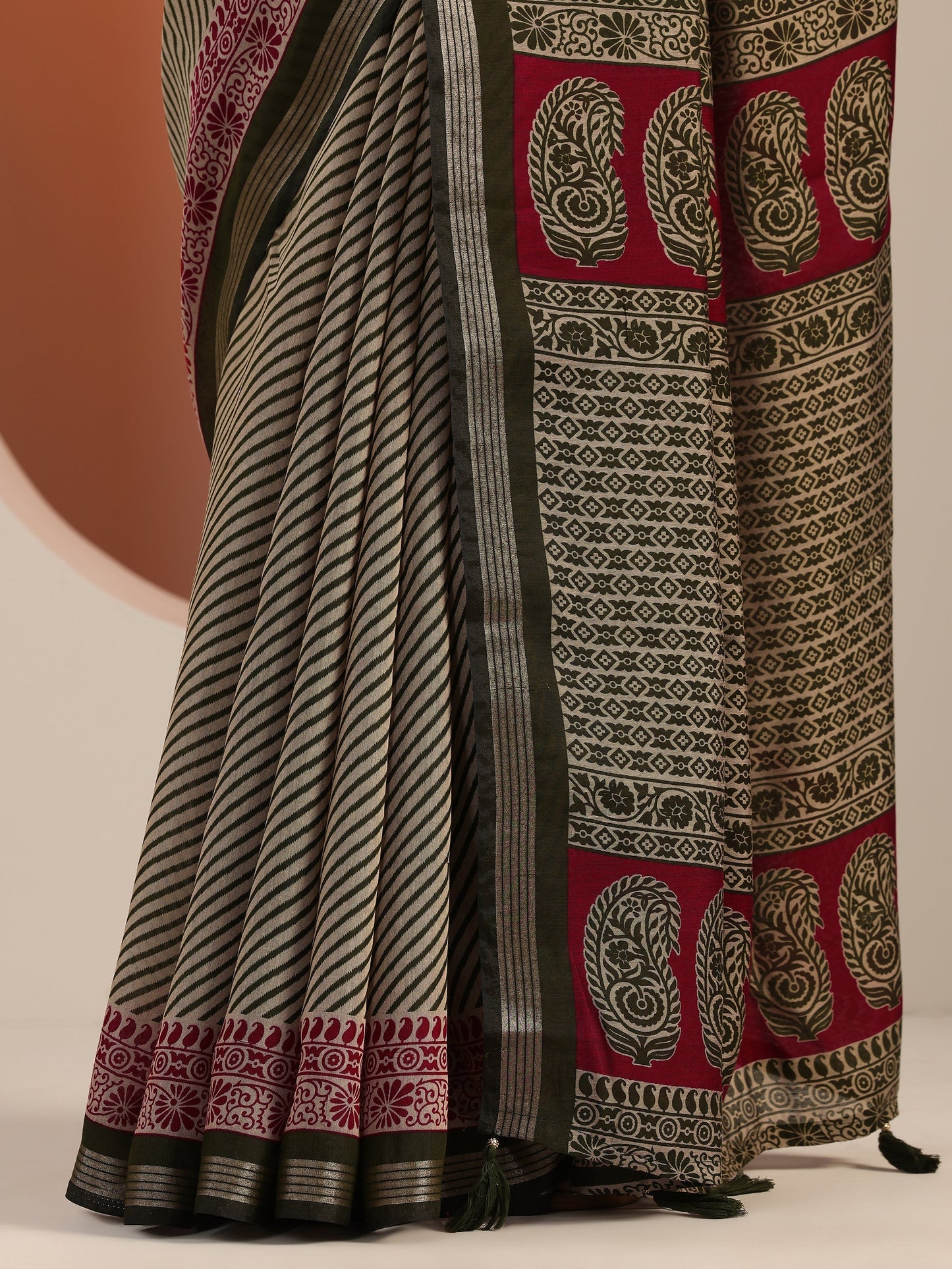 Olive Printed Cotton Blend Saree With Unstitched Blouse Piece