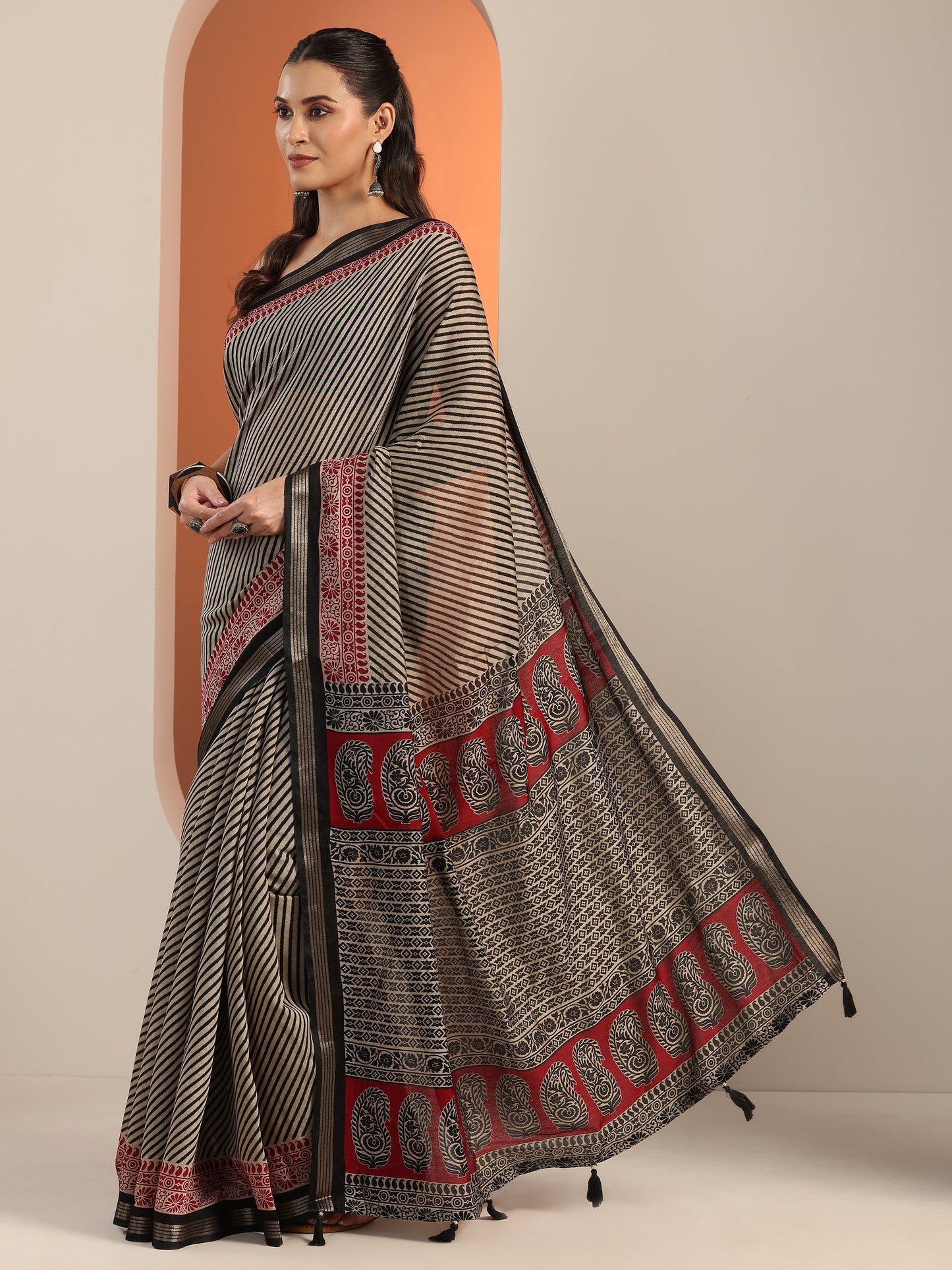 Black Printed Cotton Blend Saree With Unstitched Blouse Piece