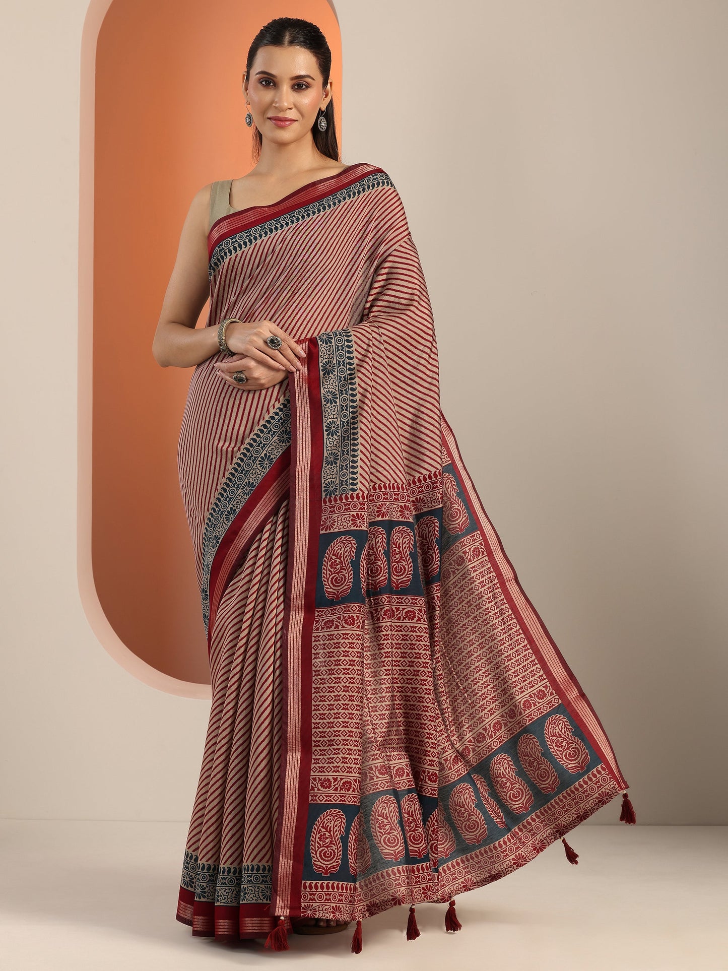 Red Printed Cotton Blend Saree With Unstitched Blouse Piece