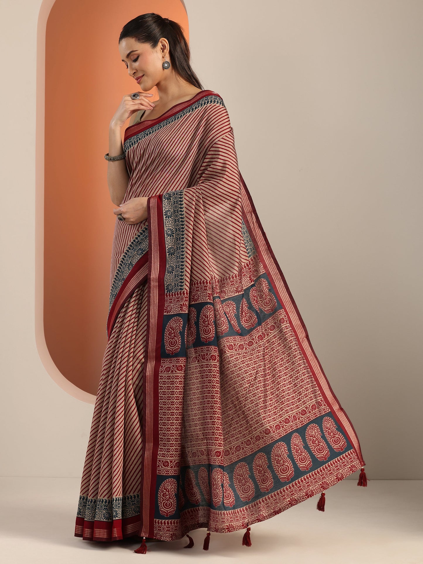Red Printed Cotton Blend Saree With Unstitched Blouse Piece