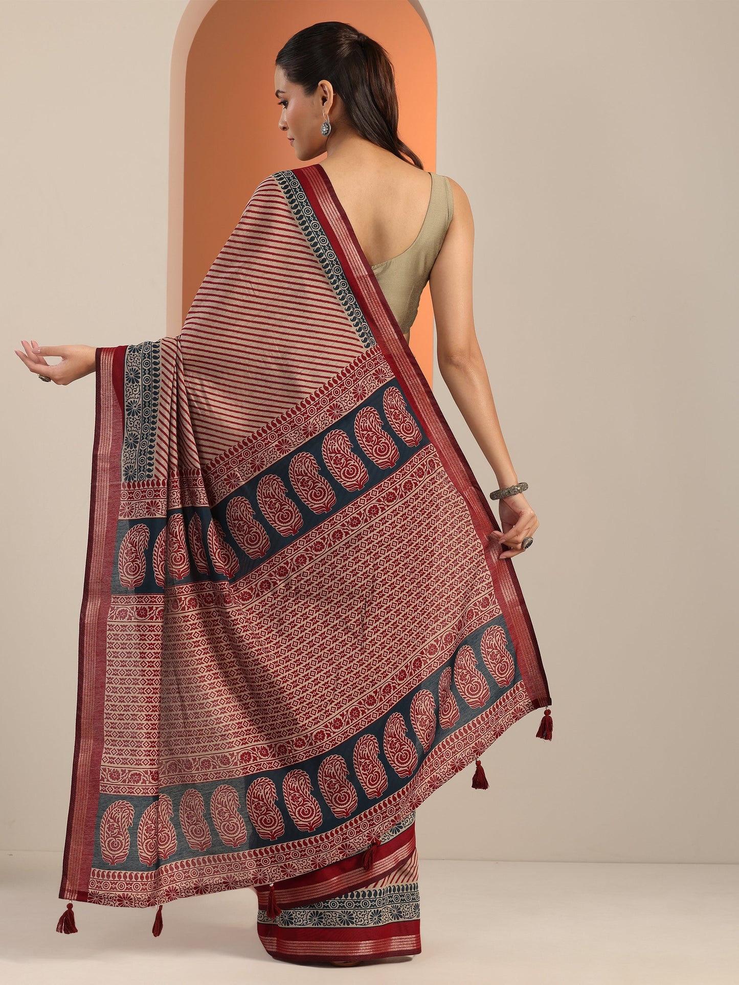 Red Printed Cotton Blend Saree With Unstitched Blouse Piece