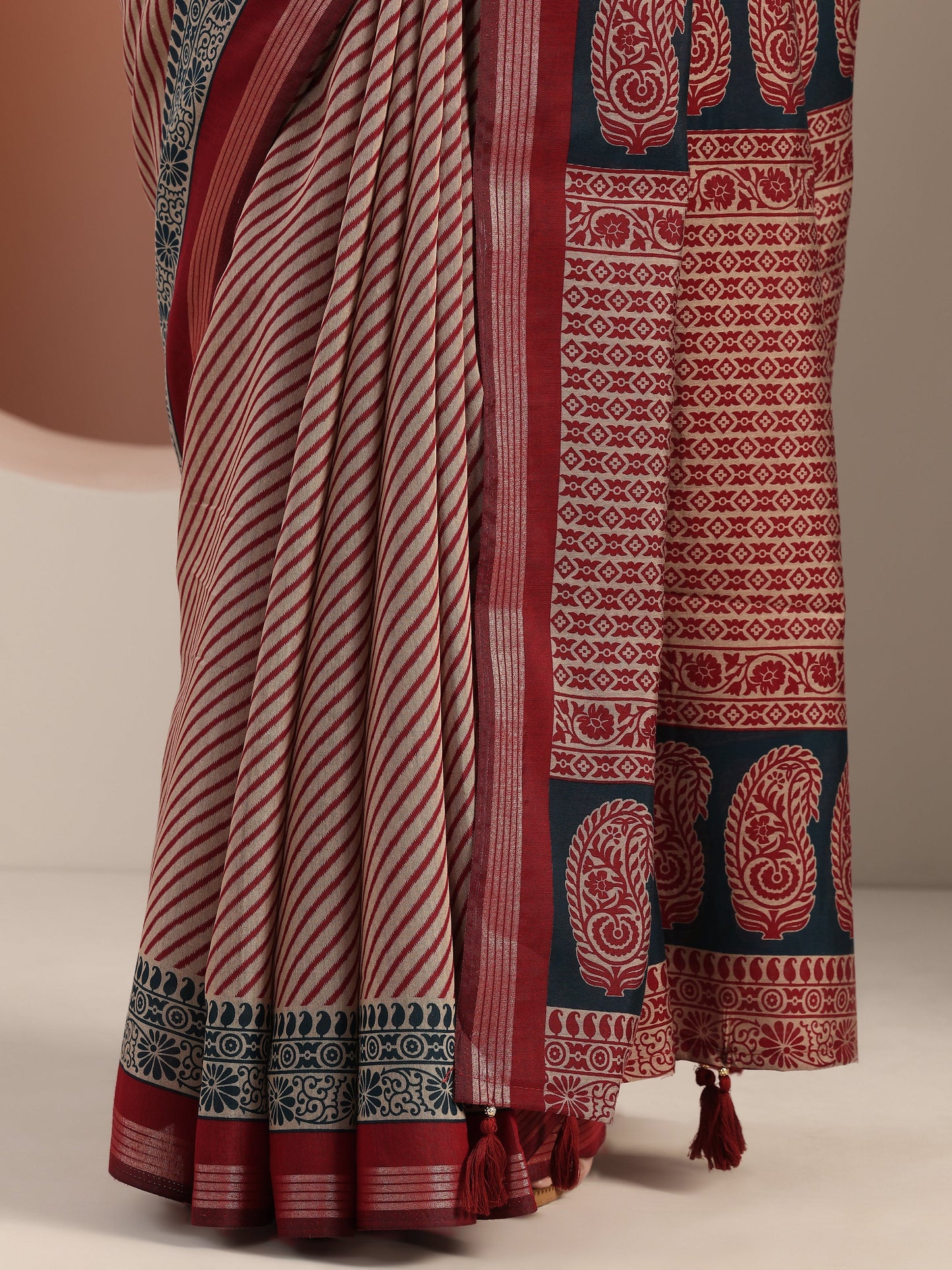 Red Printed Cotton Blend Saree With Unstitched Blouse Piece