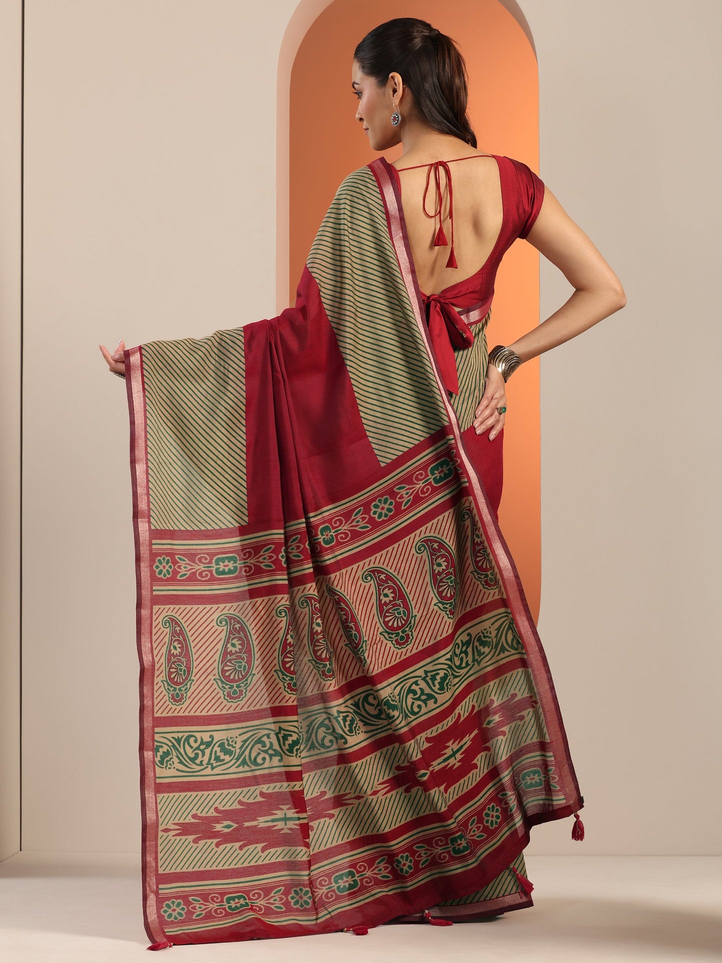Red Solid Cotton Blend Saree With Unstitched Blouse Piece