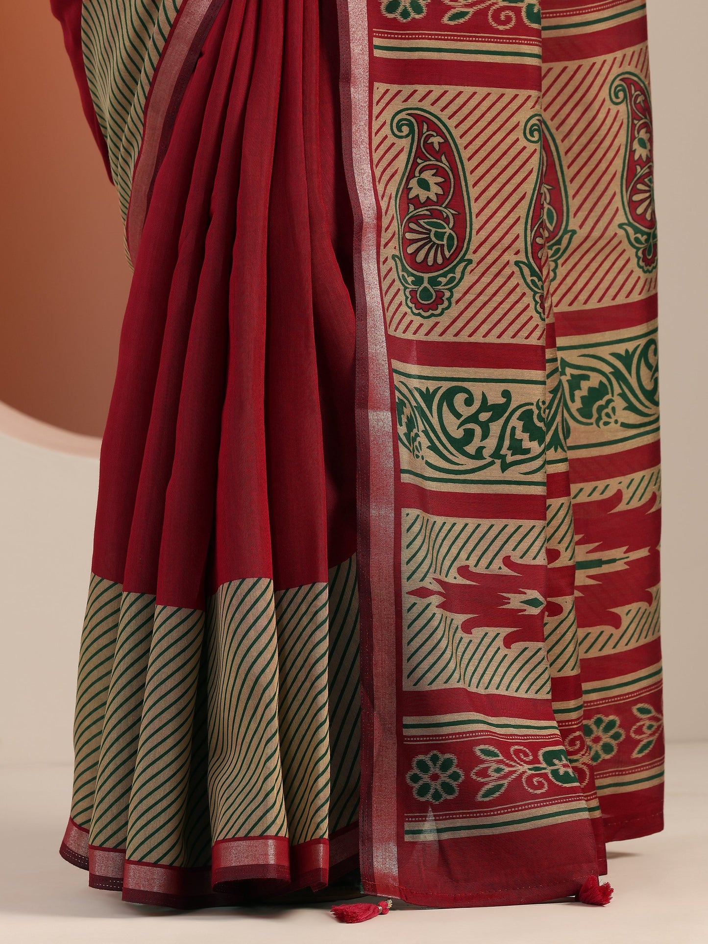 Red Solid Cotton Blend Saree With Unstitched Blouse Piece