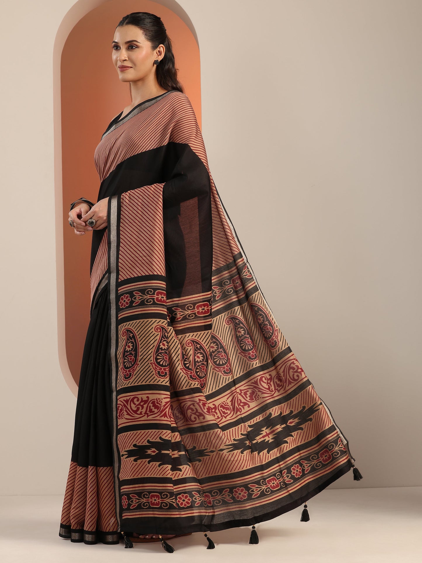 Black Solid Cotton Blend Saree With Unstitched Blouse Piece
