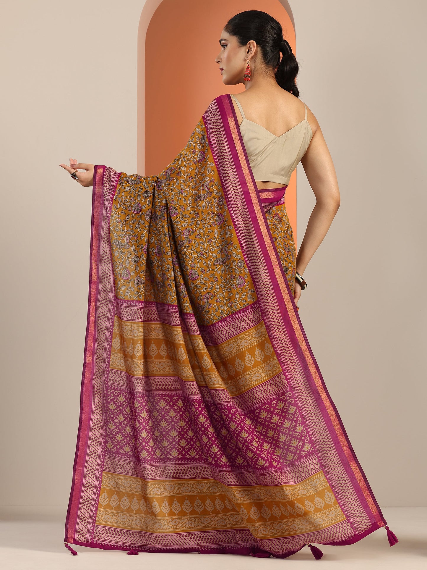 Mustard Printed Cotton Blend Saree With Unstitched Blouse Piece