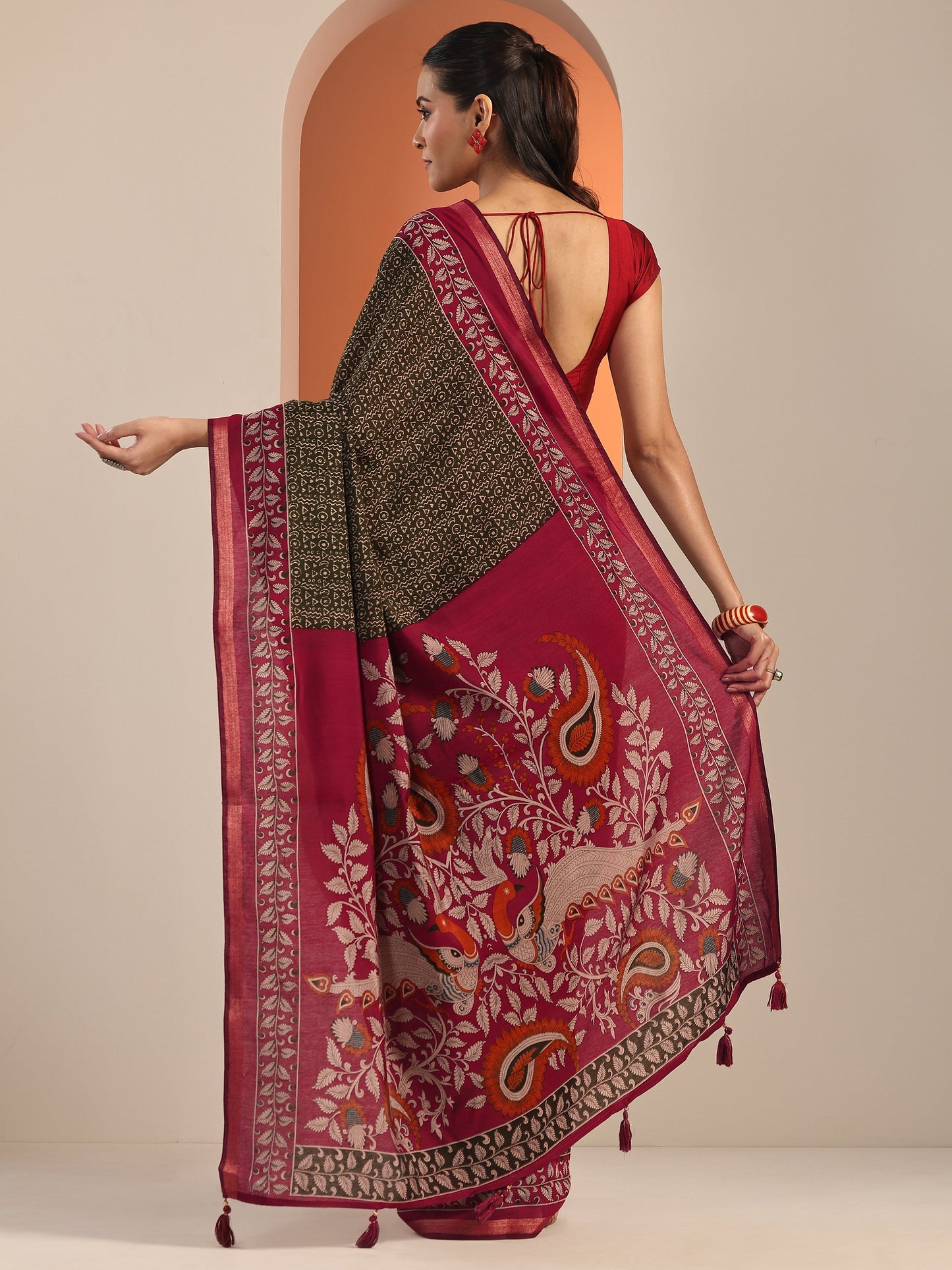 Green Printed Cotton Blend Saree With Unstitched Blouse Piece