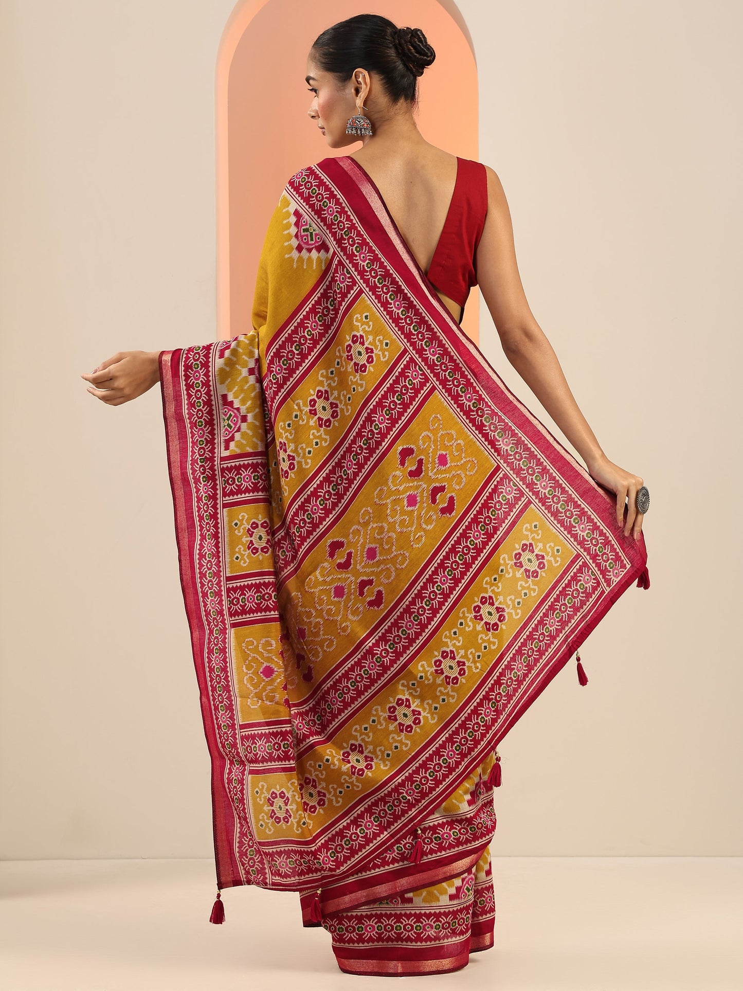 Mustard Solid Cotton Saree With Unstitched Blouse Piece
