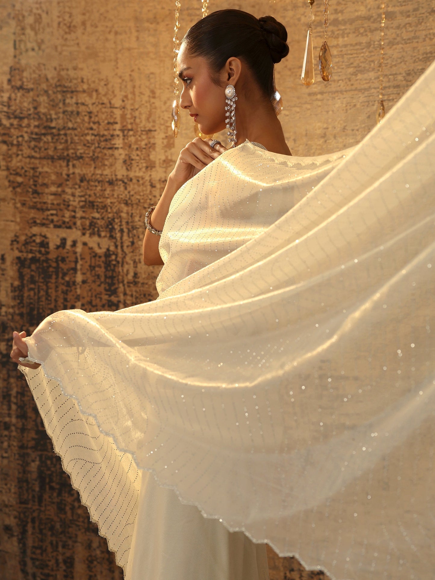 Off White Embellished Organza Saree With Unstitched Blouse Piece