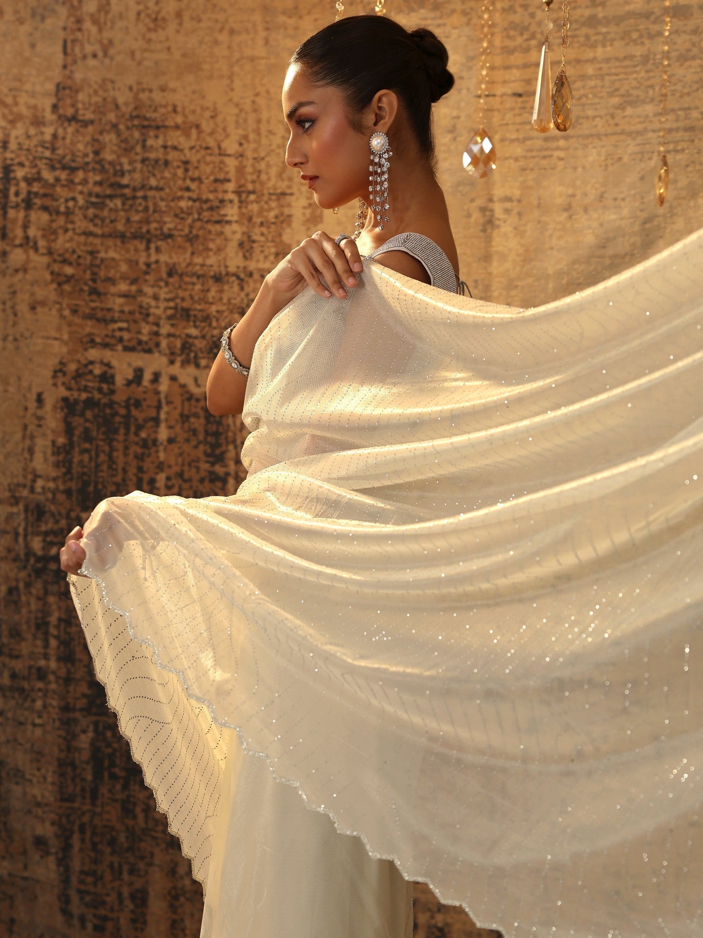 Off White Embellished Organza Saree With Unstitched Blouse Piece