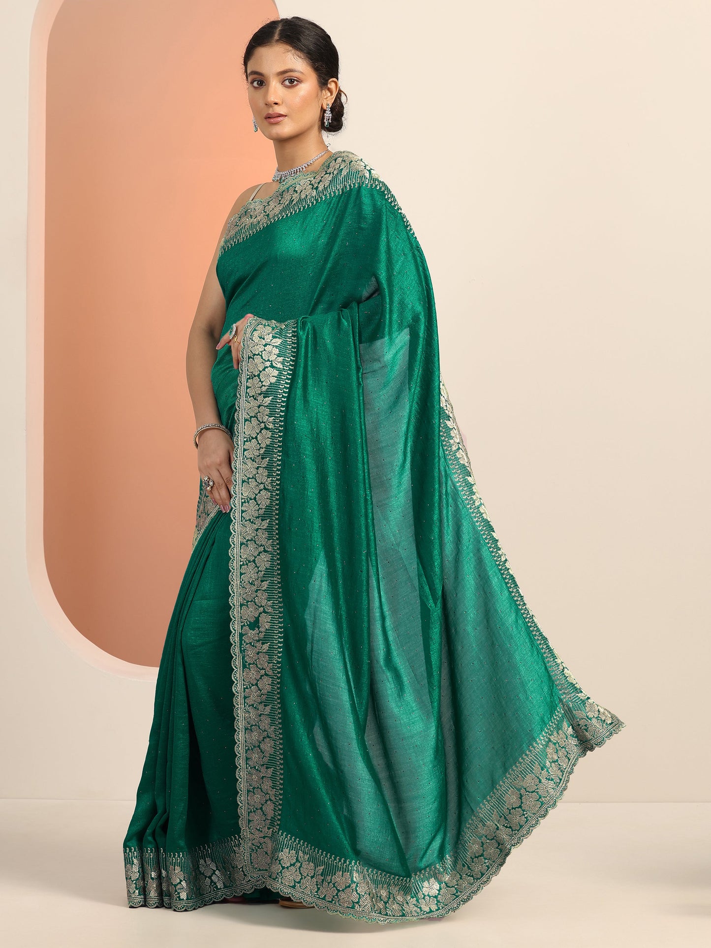 Green Embellished Silk blend Saree With Unstitched Blouse Piece