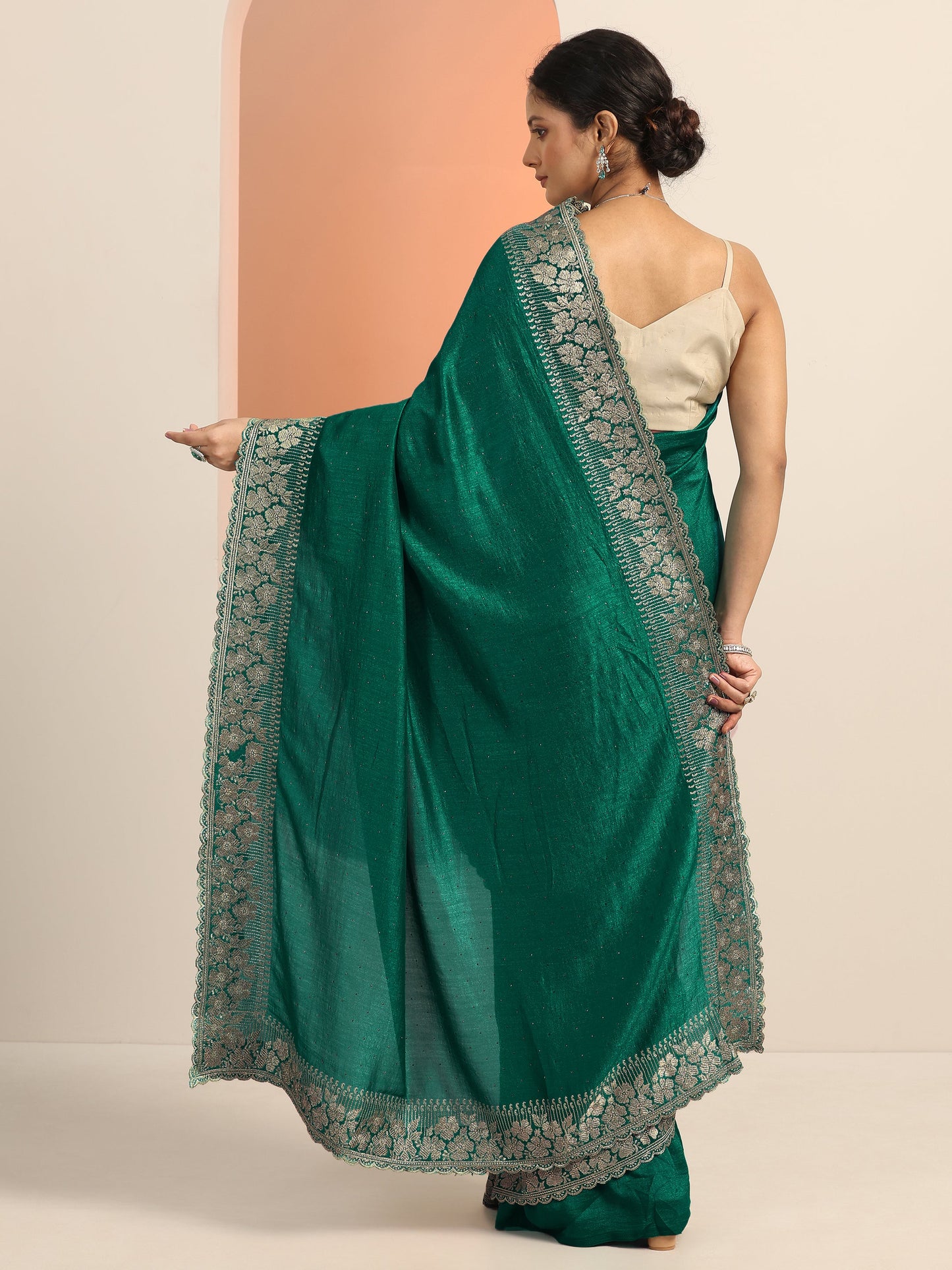 Green Embellished Silk blend Saree With Unstitched Blouse Piece
