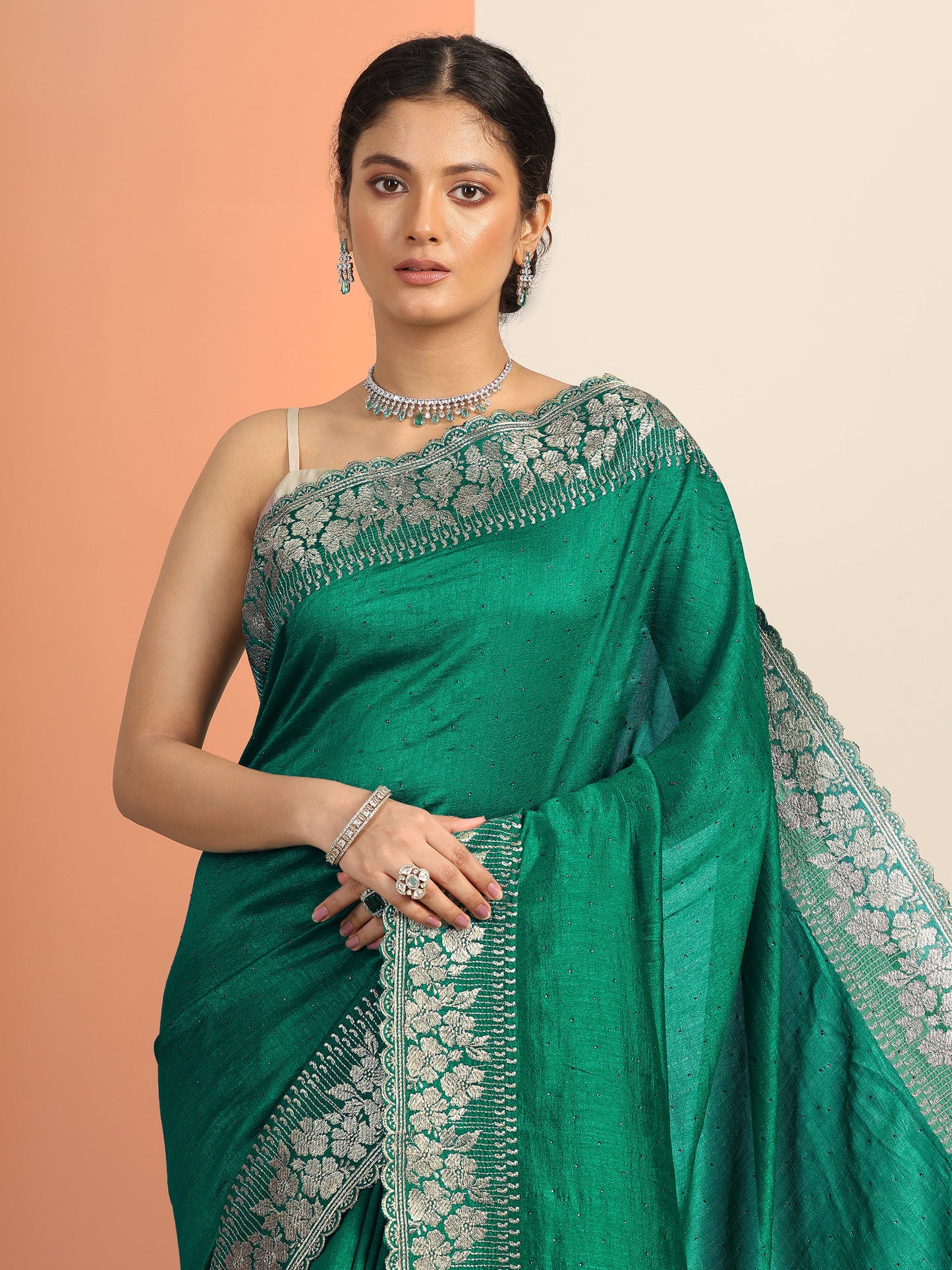Green Embellished Silk blend Saree With Unstitched Blouse Piece