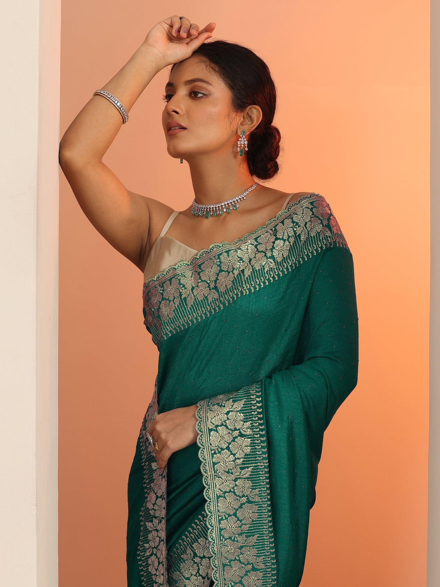 Green Embellished Silk blend Saree With Unstitched Blouse Piece
