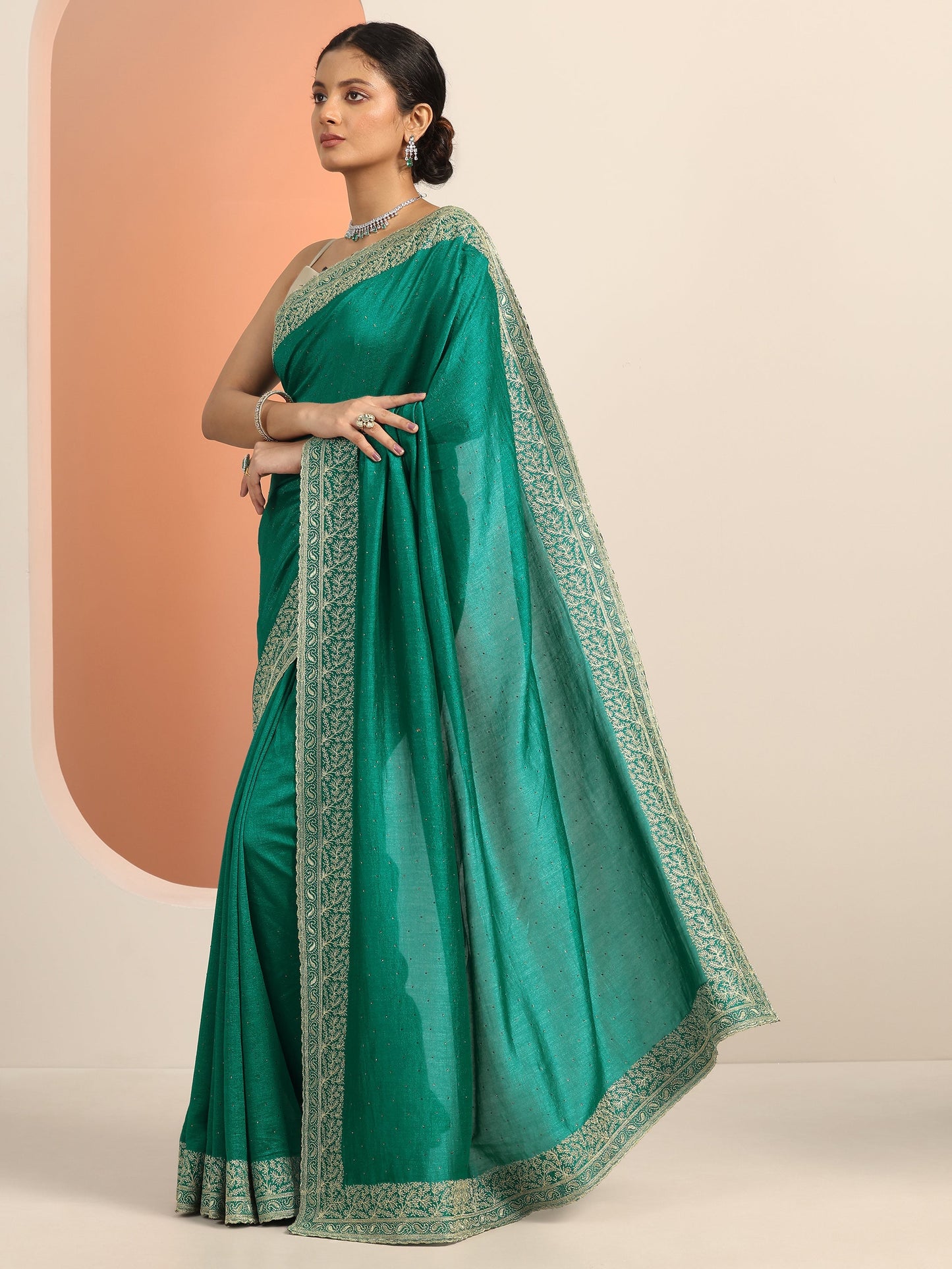 Green Embellished Silk blend Saree With Unstitched Blouse Piece