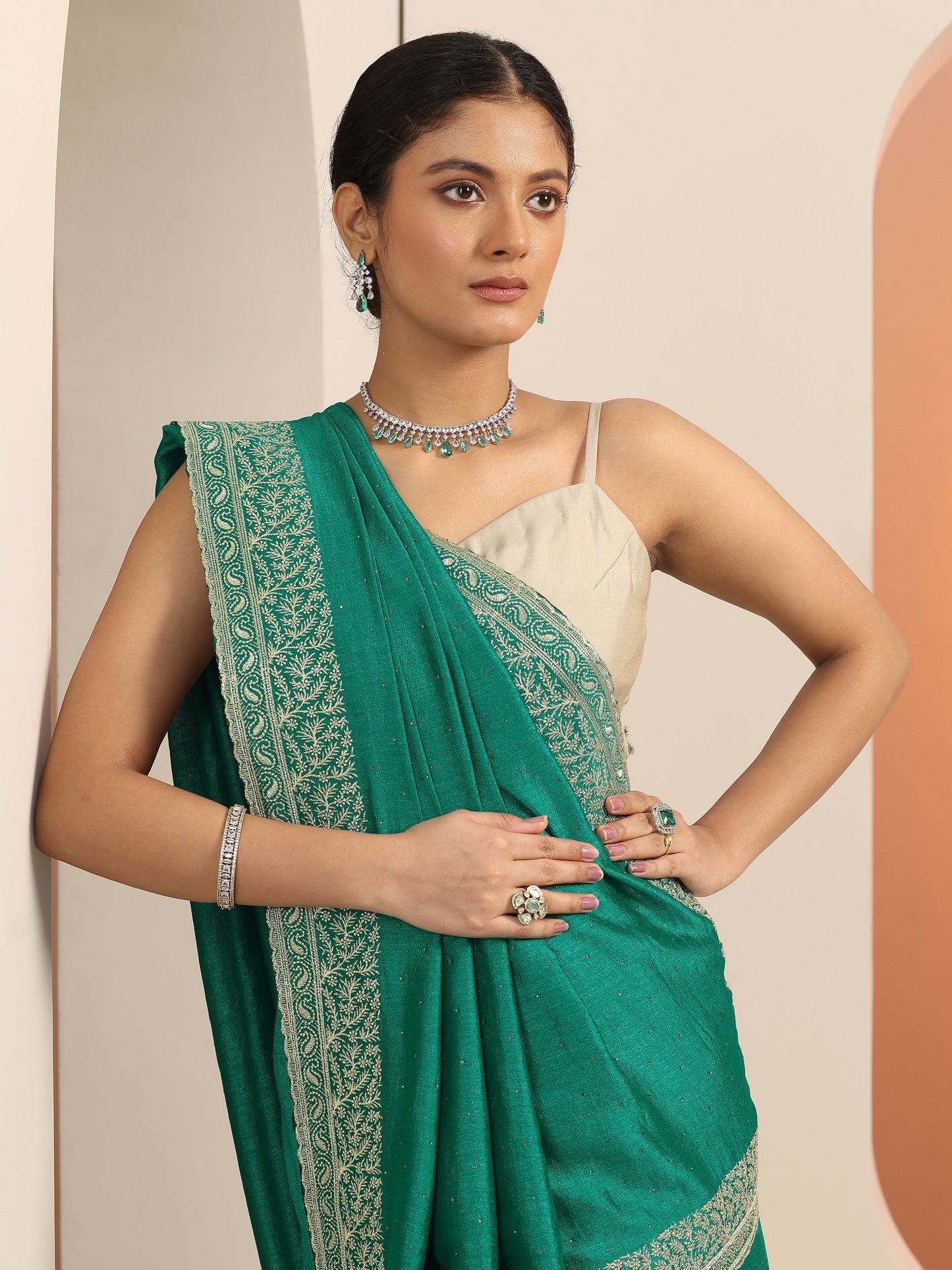 Green Embellished Silk blend Saree With Unstitched Blouse Piece