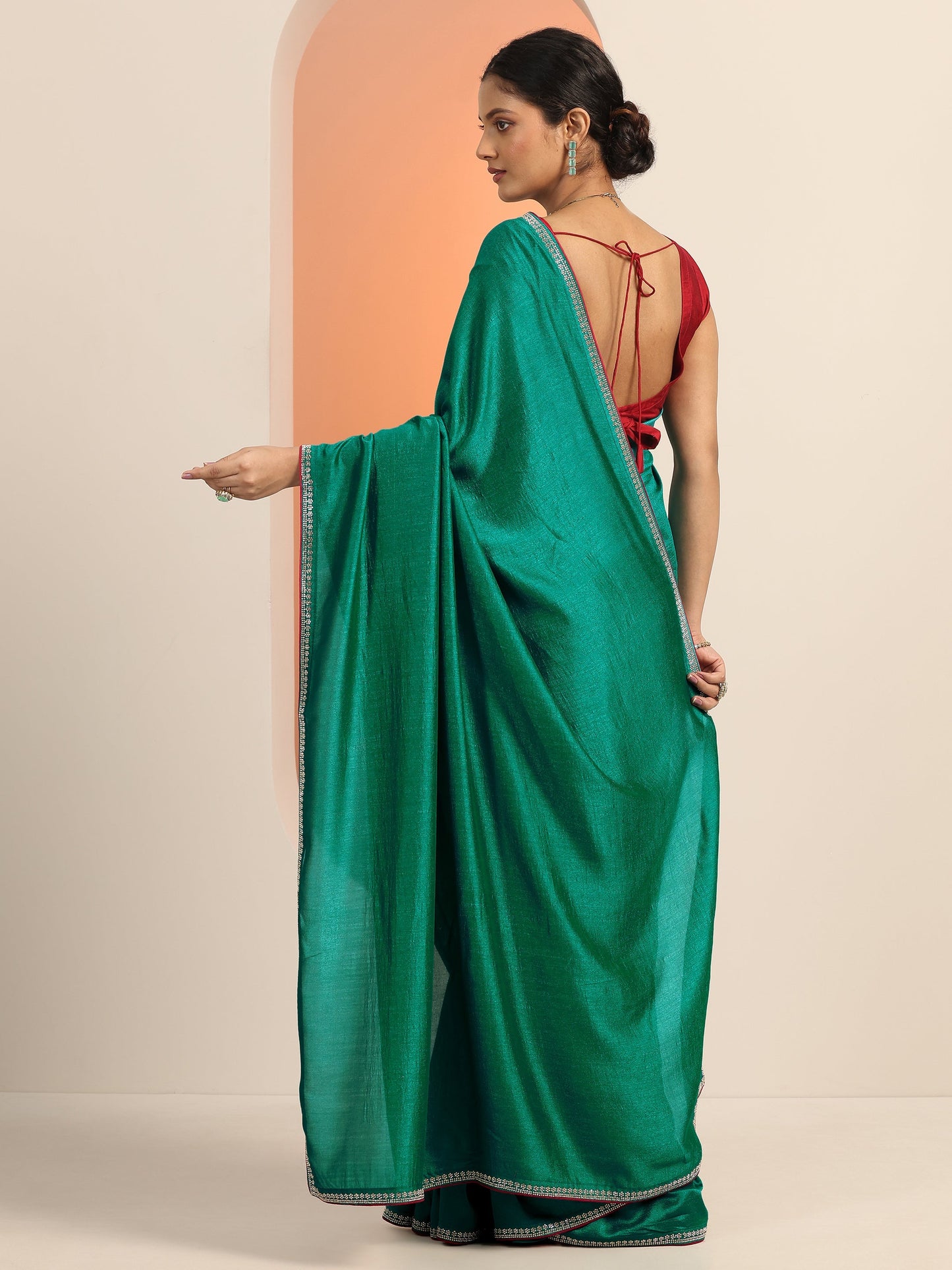 Green Solid Silk blend Saree With Unstitched Blouse Piece