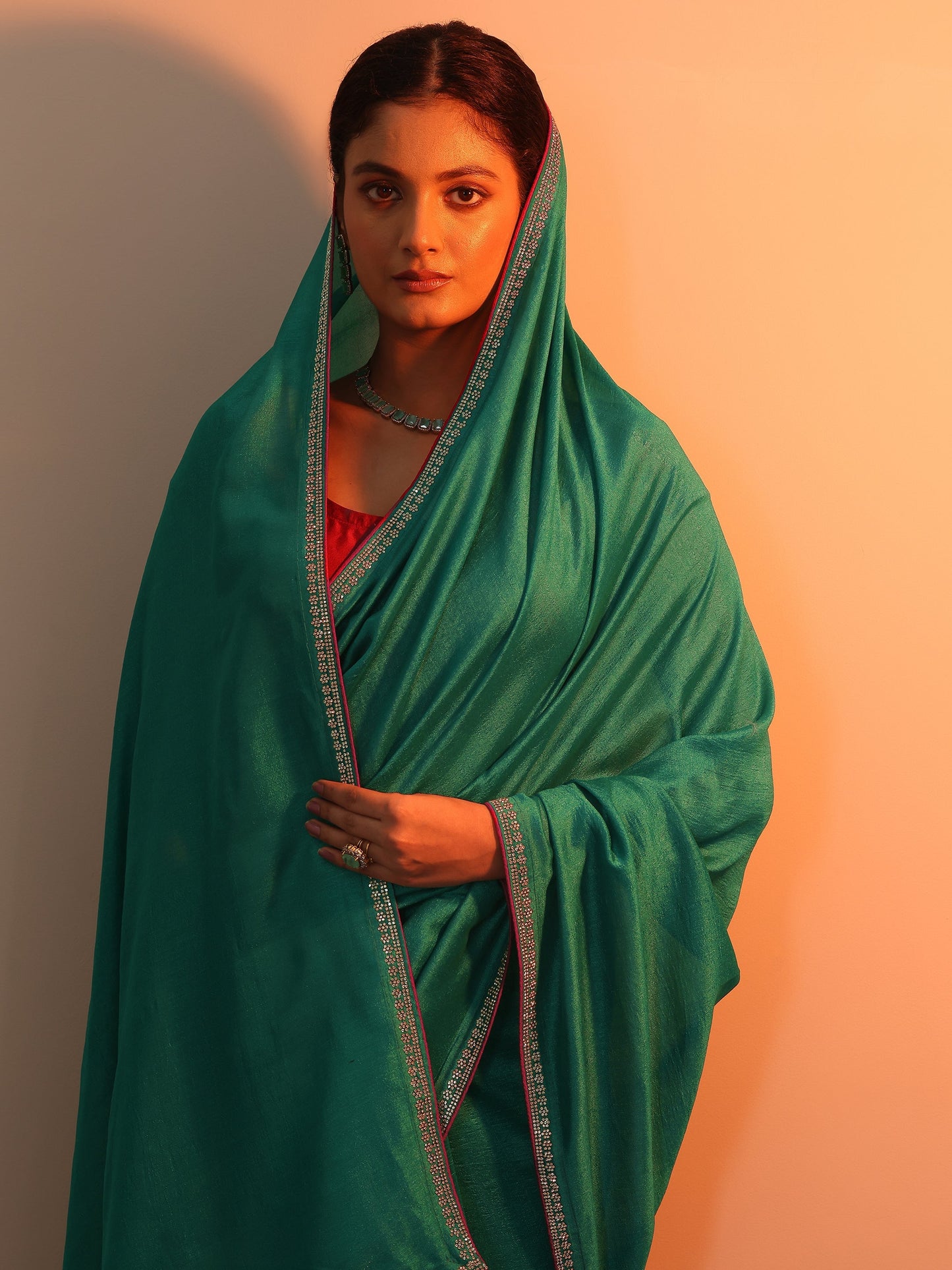 Green Solid Silk blend Saree With Unstitched Blouse Piece