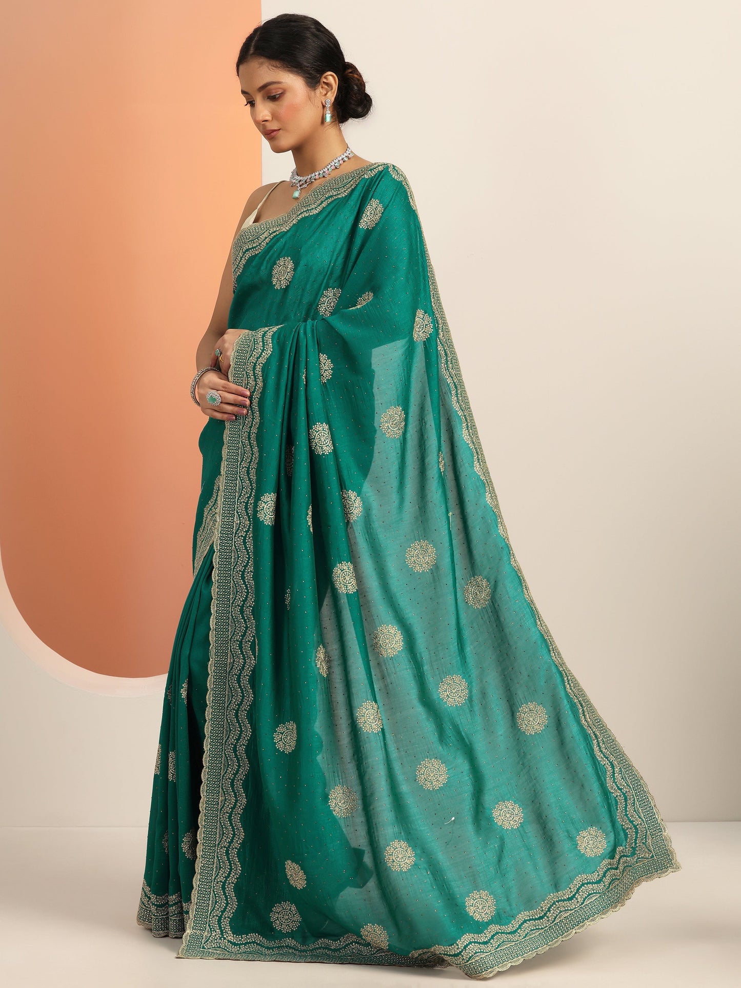 Green Embellished Silk blend Saree With Unstitched Blouse Piece