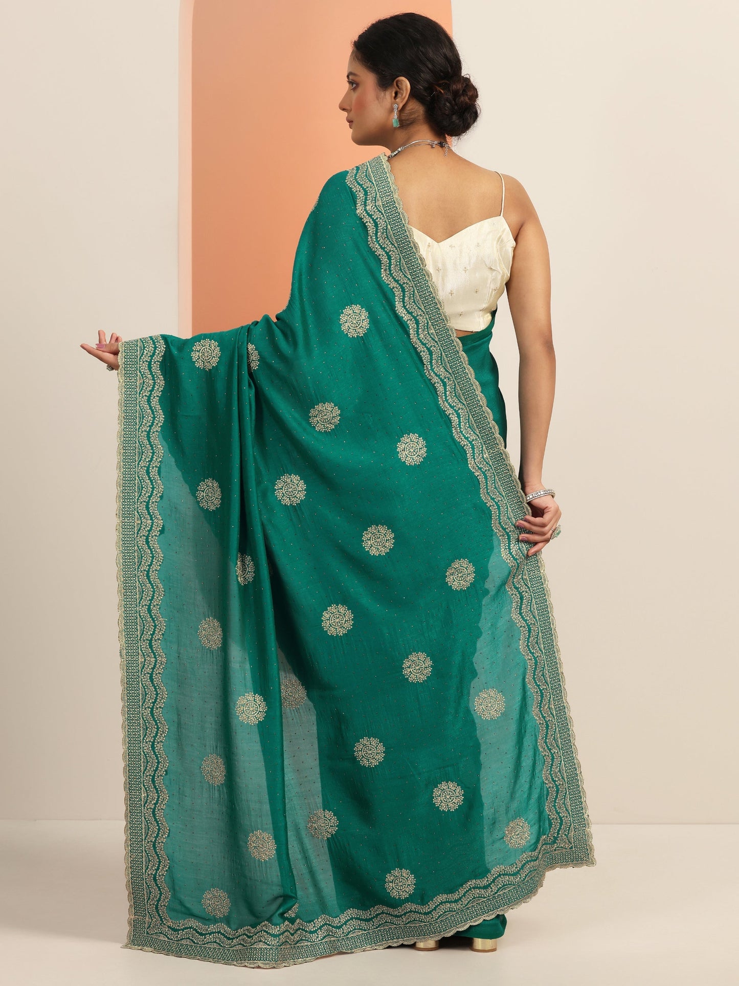 Green Embellished Silk blend Saree With Unstitched Blouse Piece
